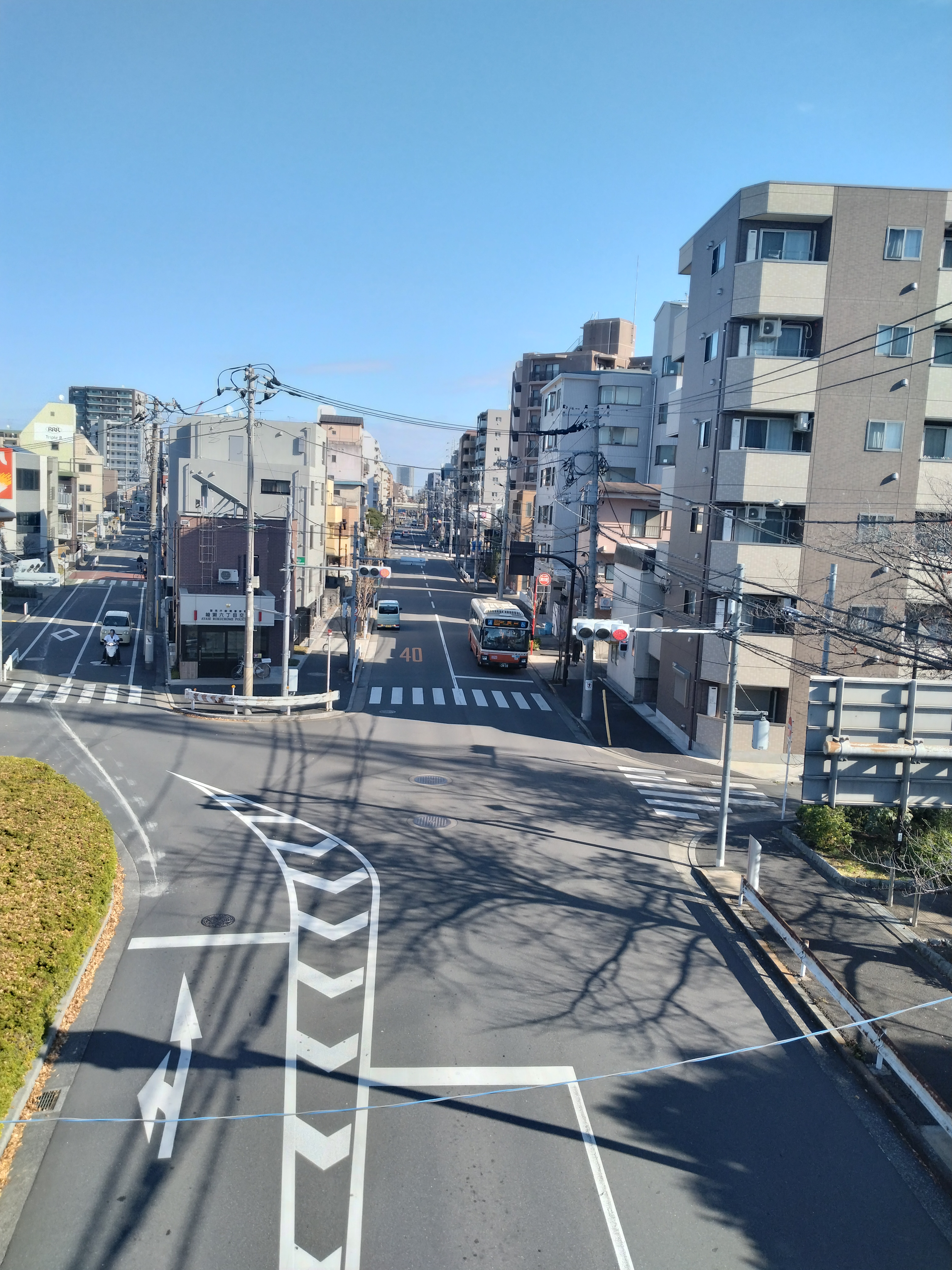 坂の多い住宅街の風景です。
