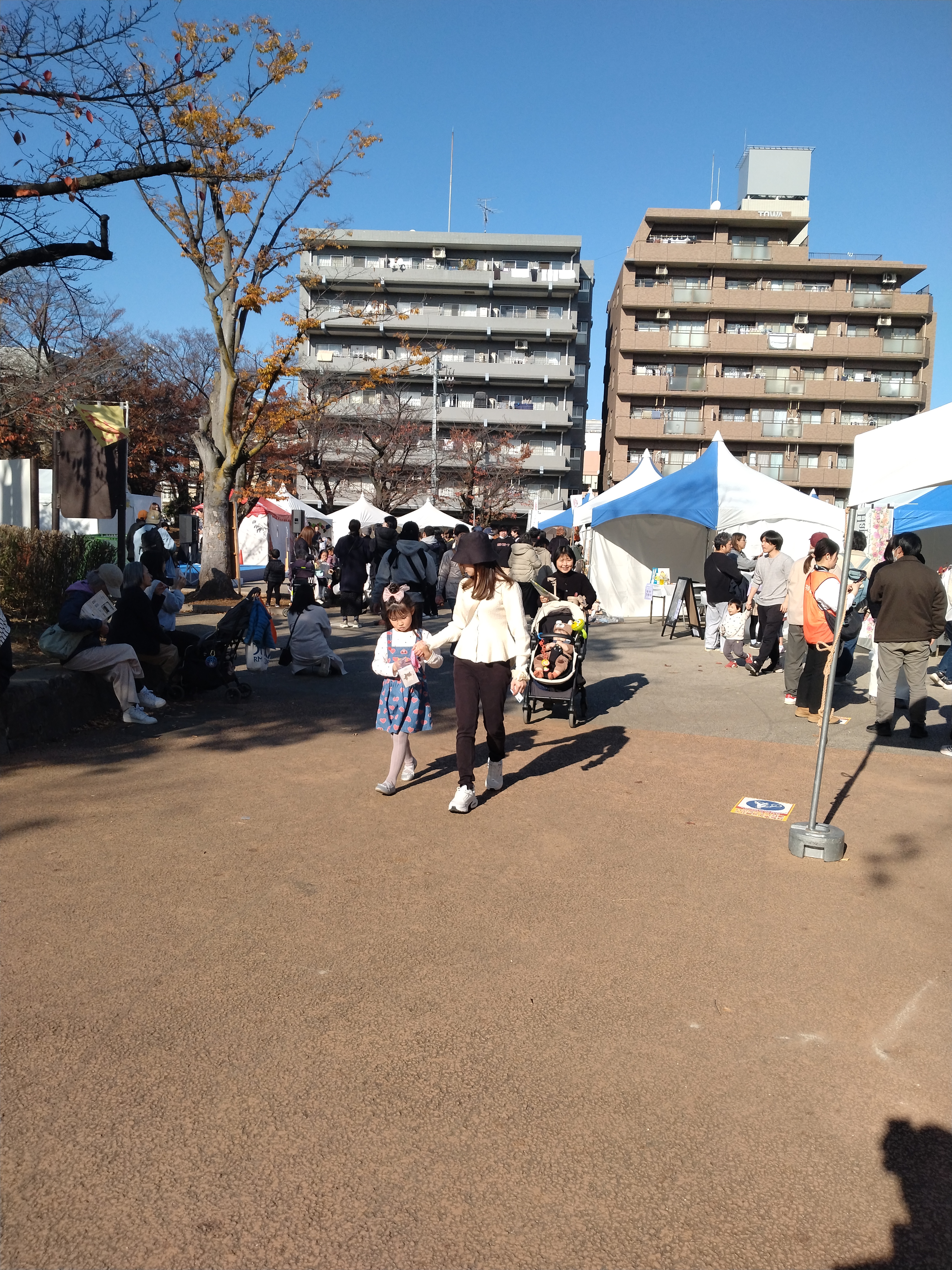 人が集まる広場の様子です。