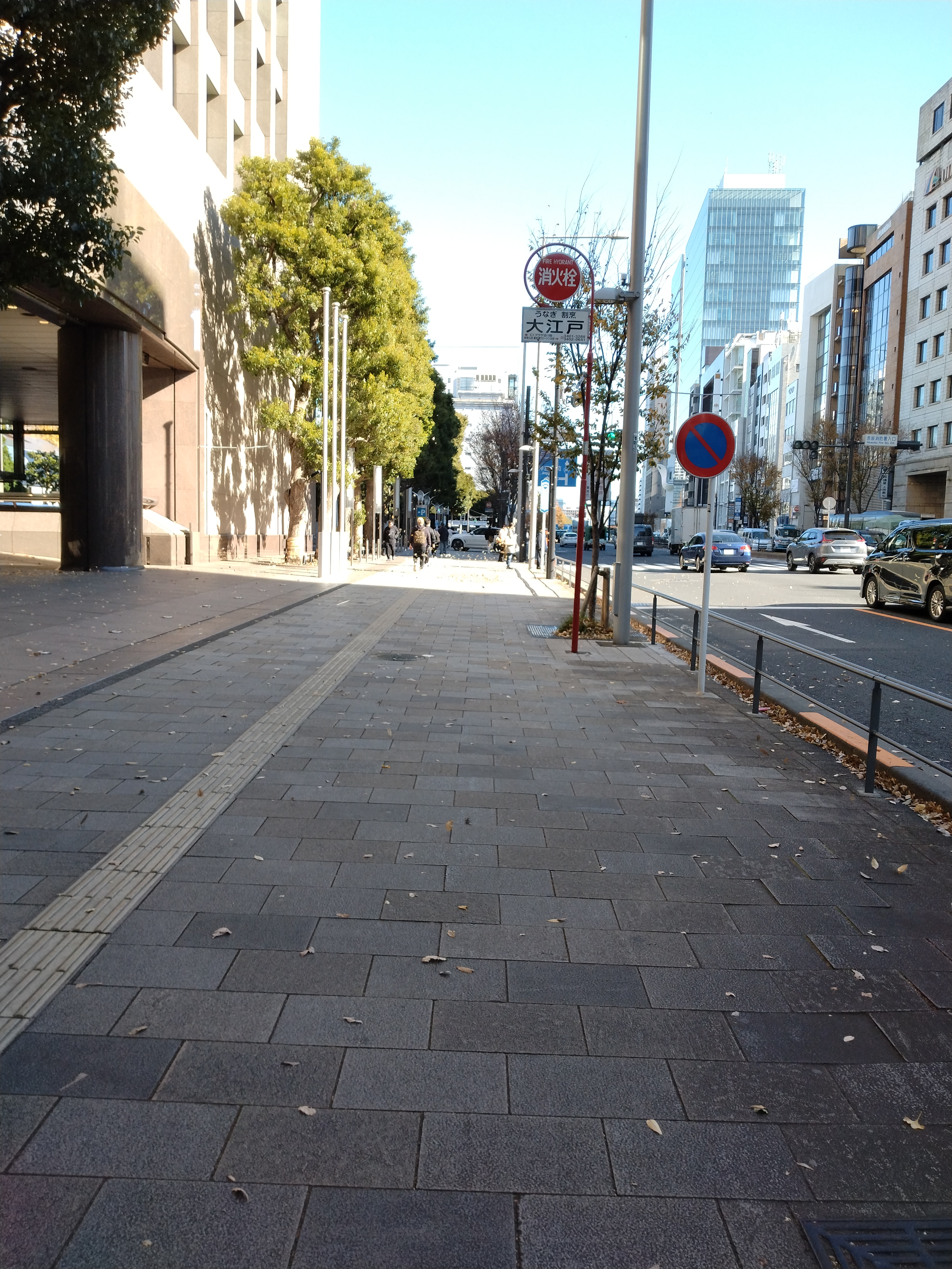 水面越しに高層ビル群が見える景色です。
