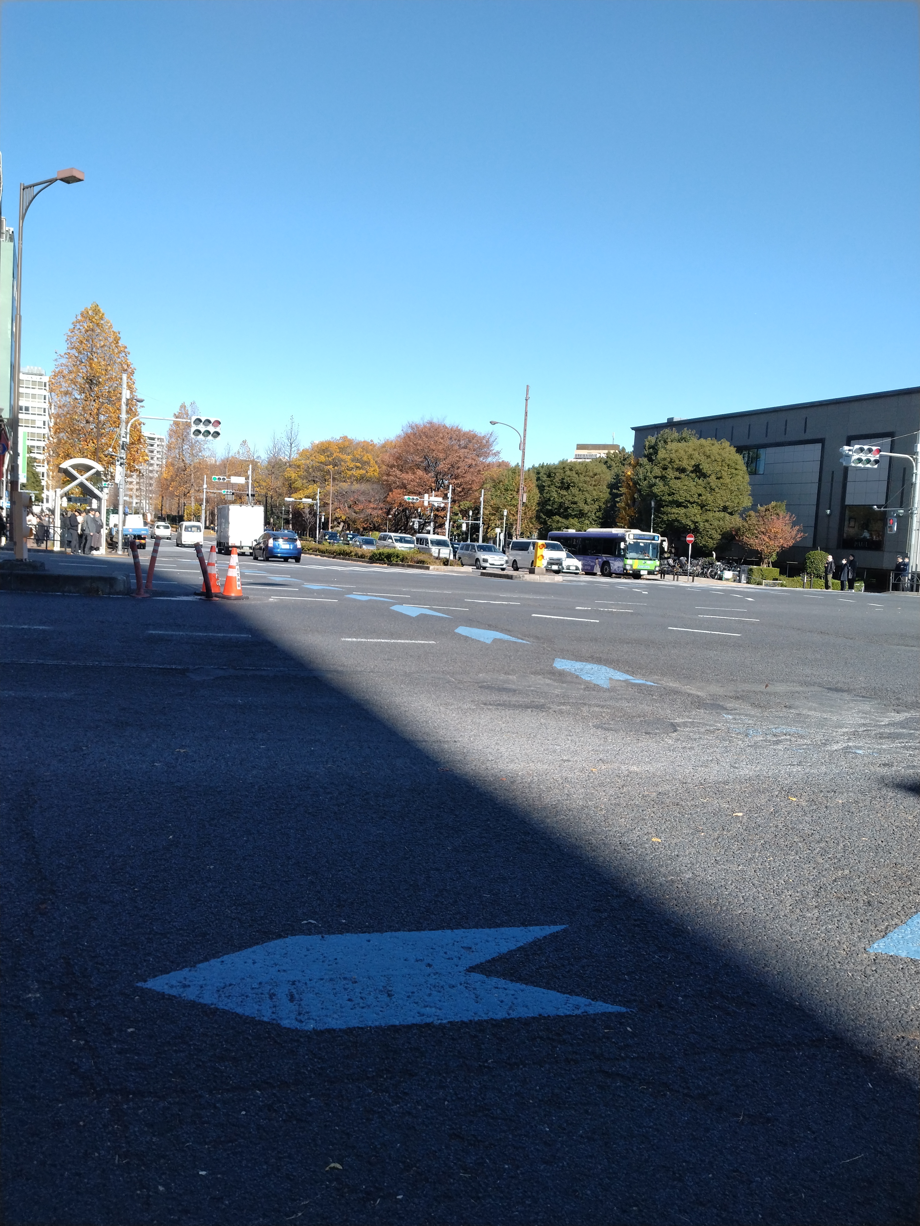 ビルが並ぶ歩道エリアです。