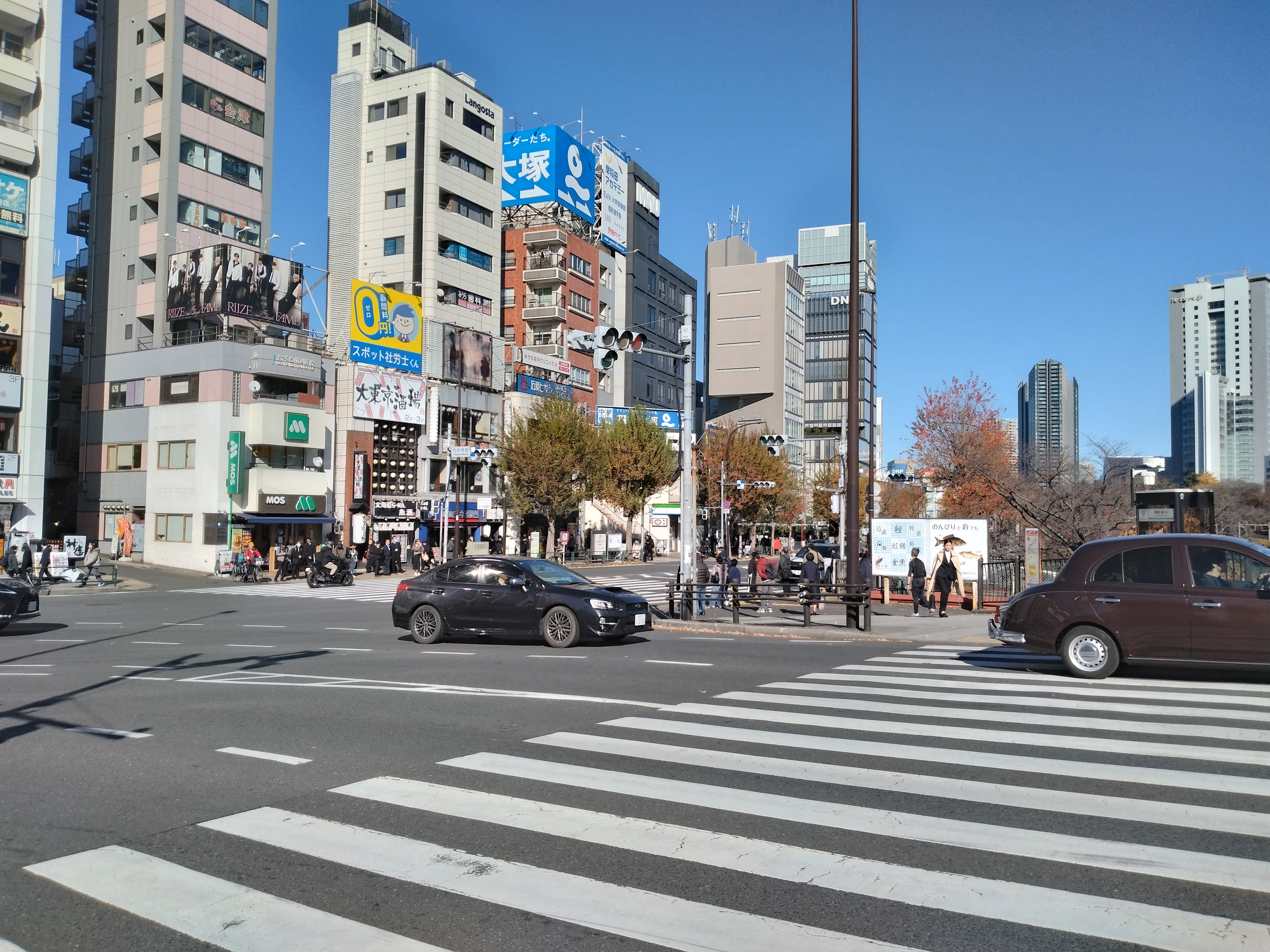 川沿いの美しい都市景観です。