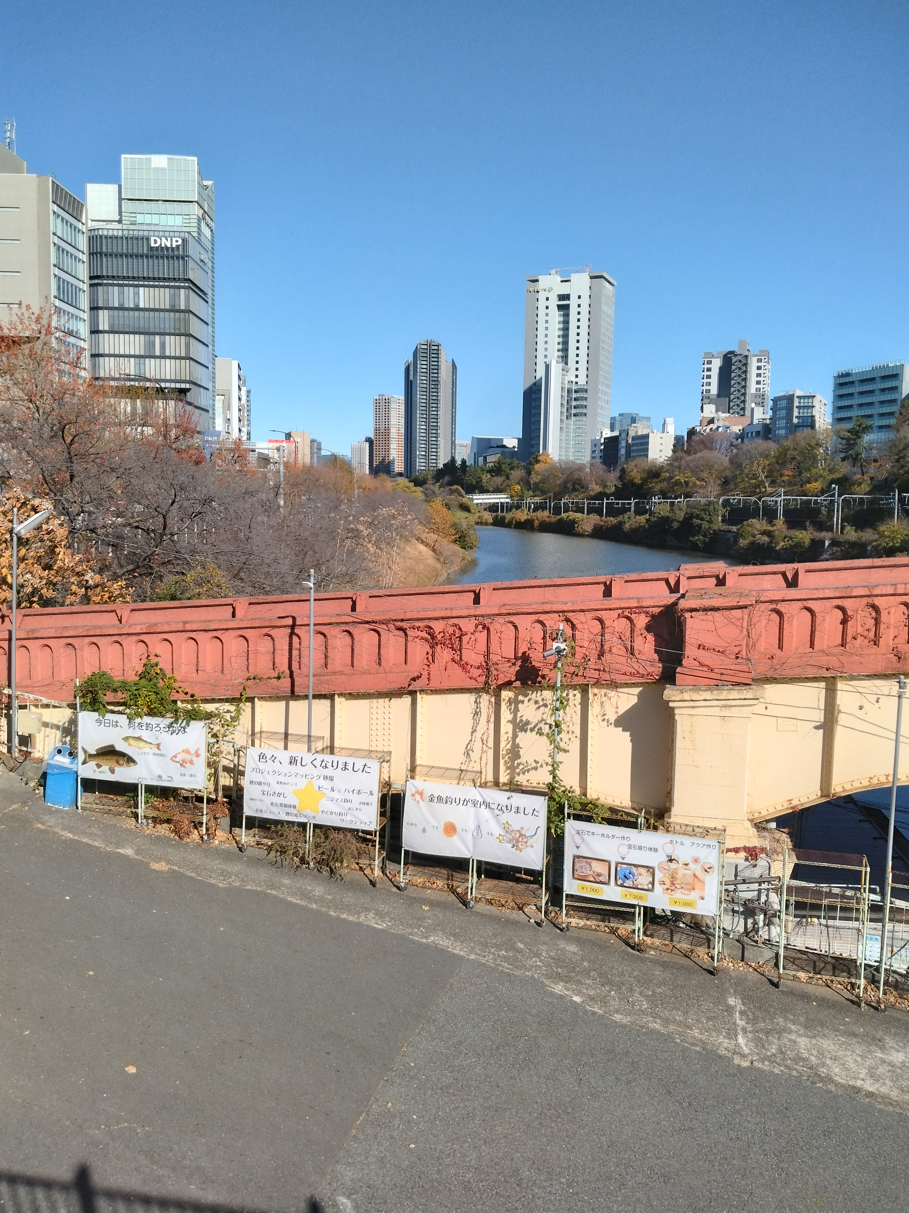 夕日に照らされた川沿いの風景です。