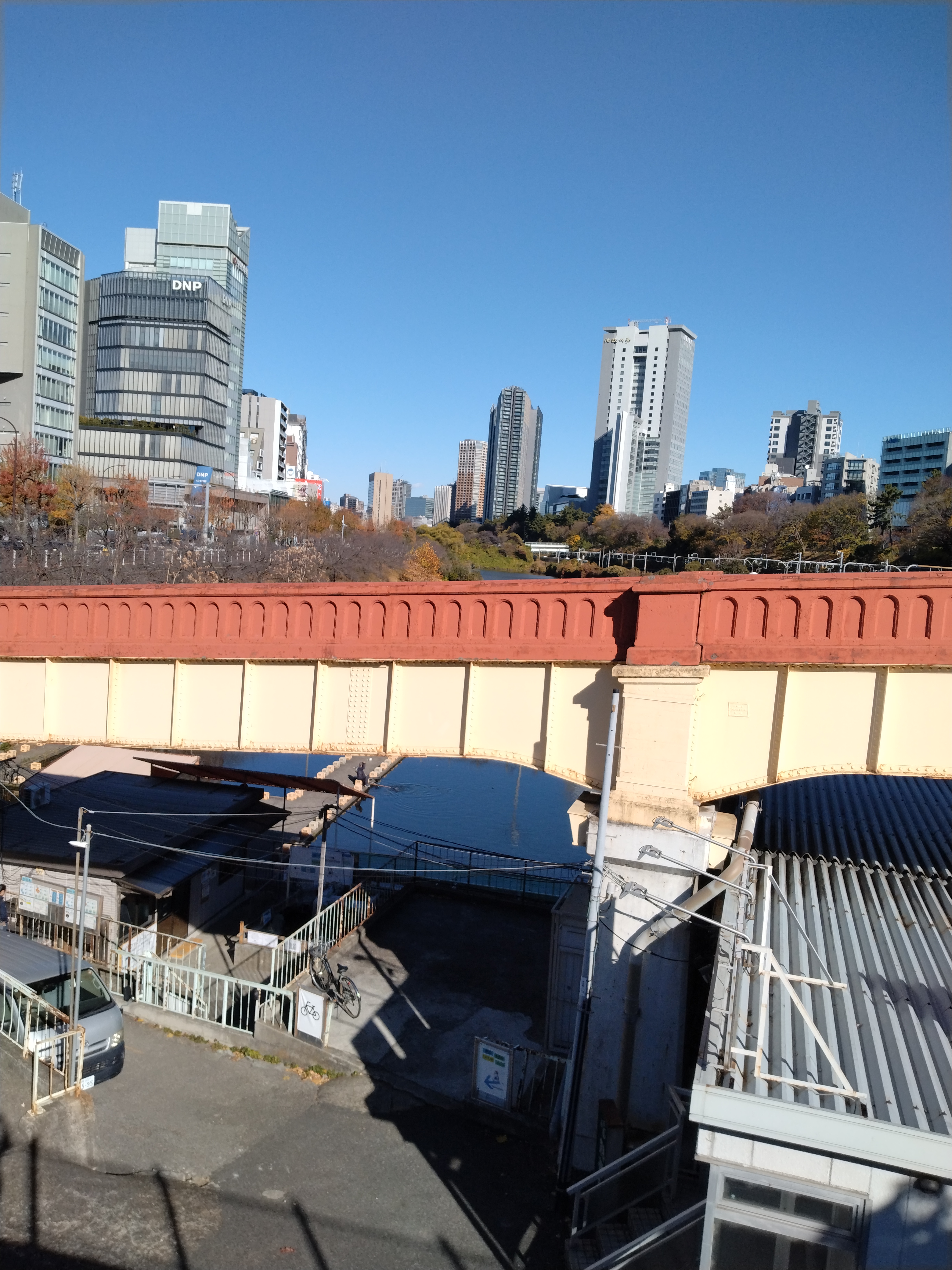 都市の歩道に影が落ちる写真です。