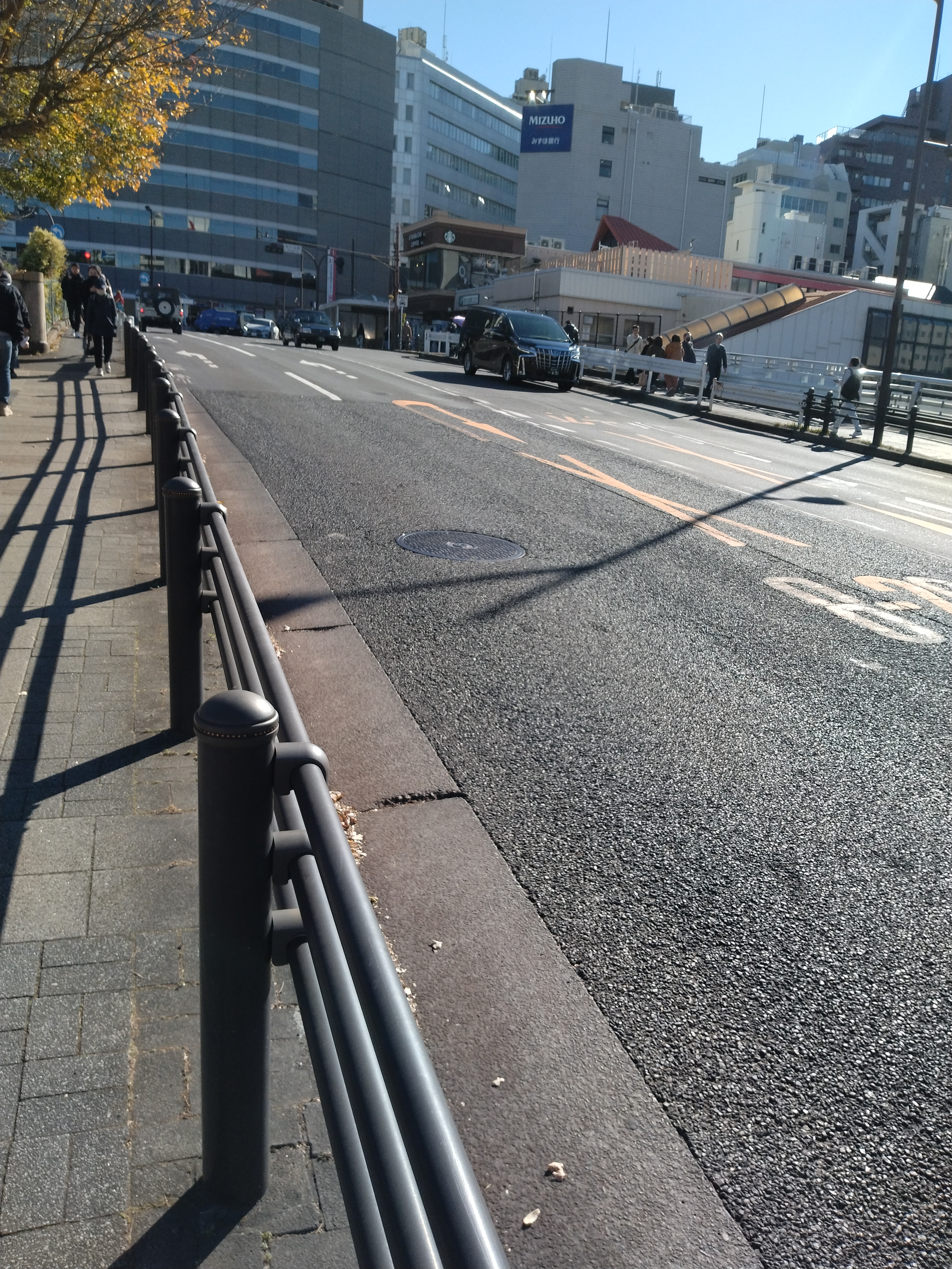 広い大通りとビルが写っています。