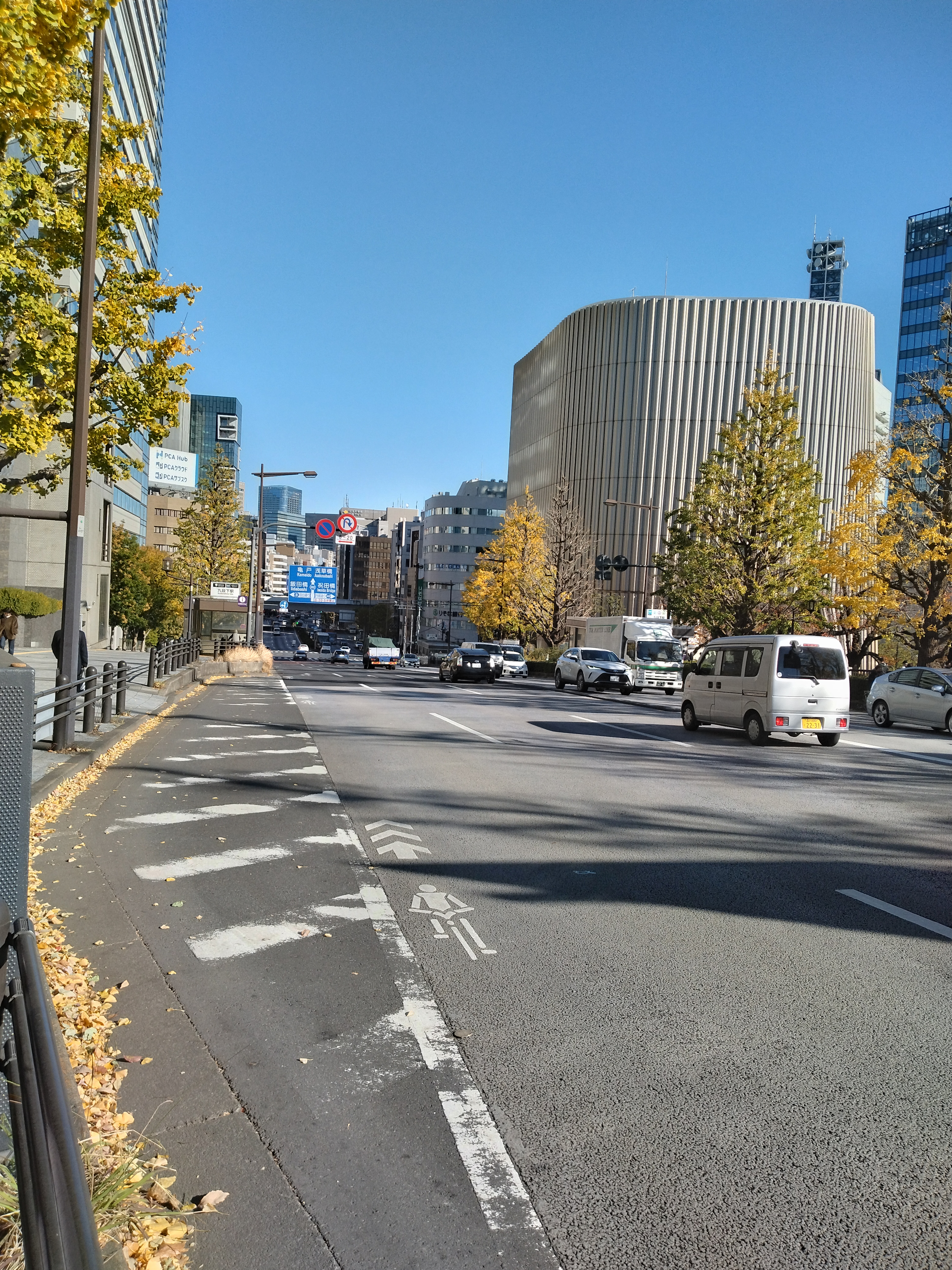 商店の前の歩道が写っています。