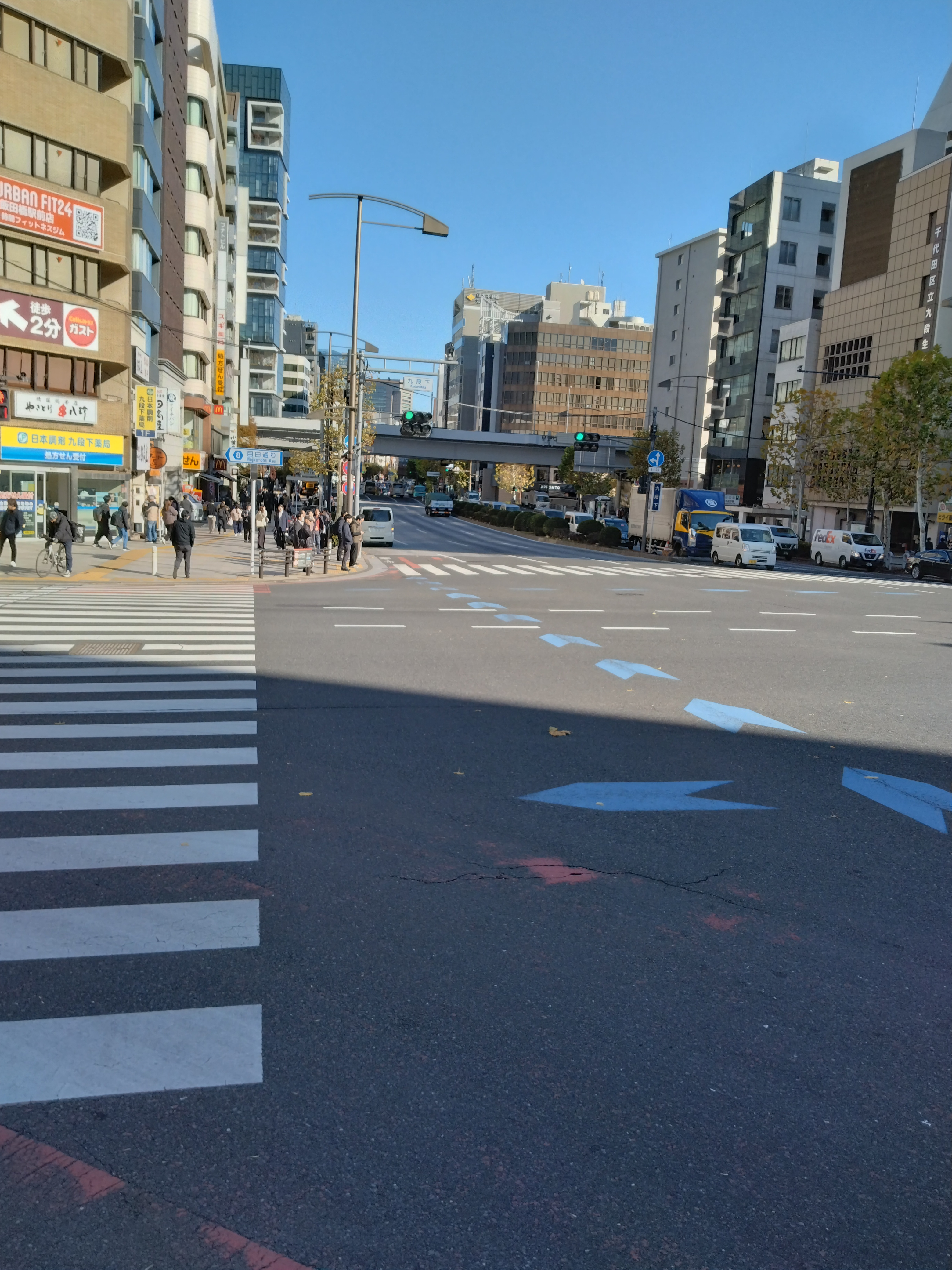 商店が並ぶ活気ある通路です。