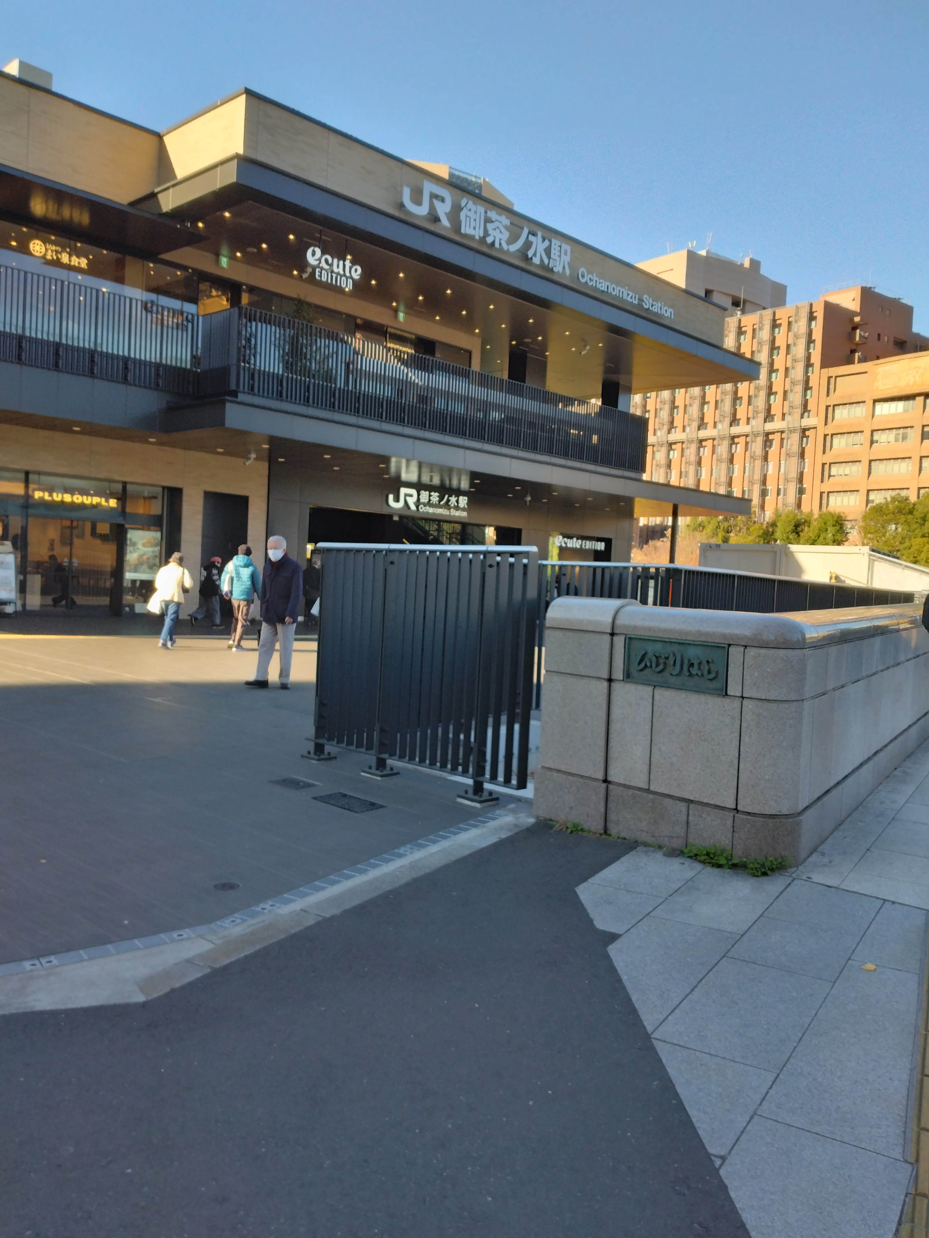 商店街の細い路地風景です。