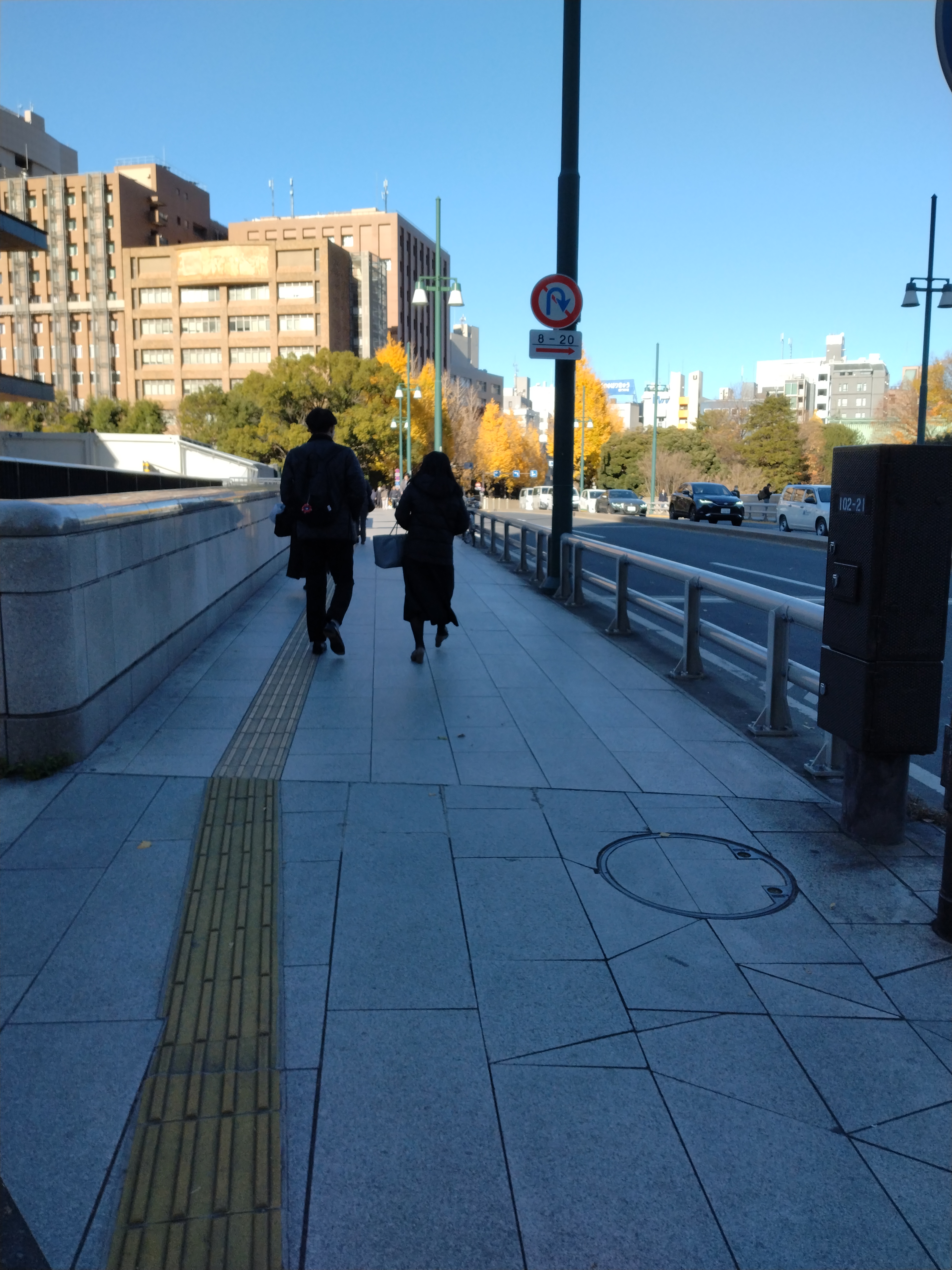 店舗が並ぶ通路の写真です。