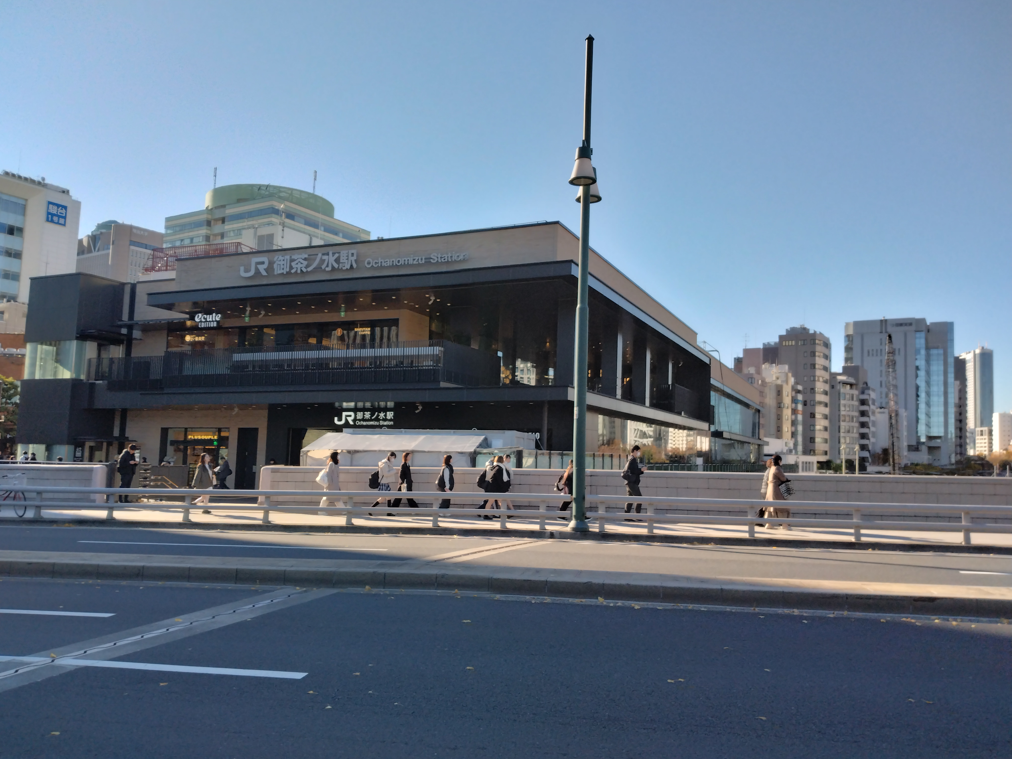 公園内の遊歩道が光に包まれています。