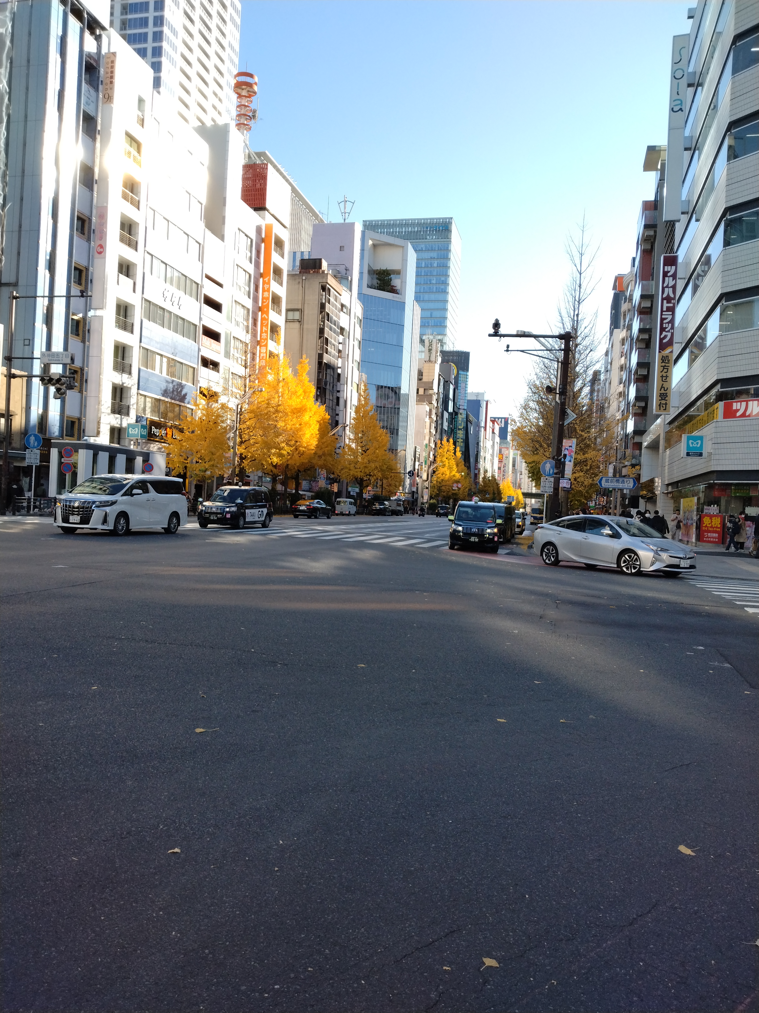 ビル街に位置する整った交差点です。