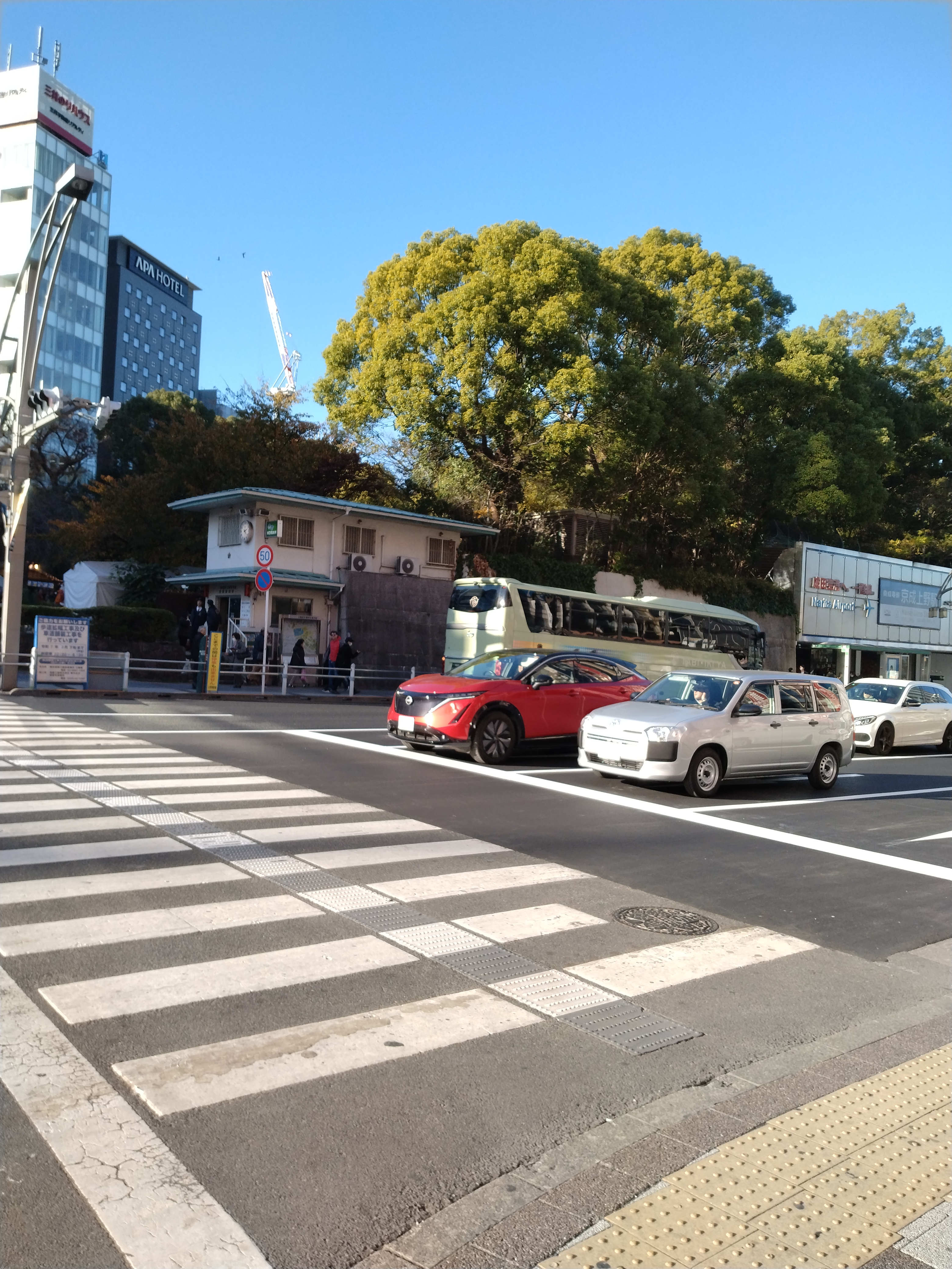 店舗が並ぶ賑やかな歩道です。
