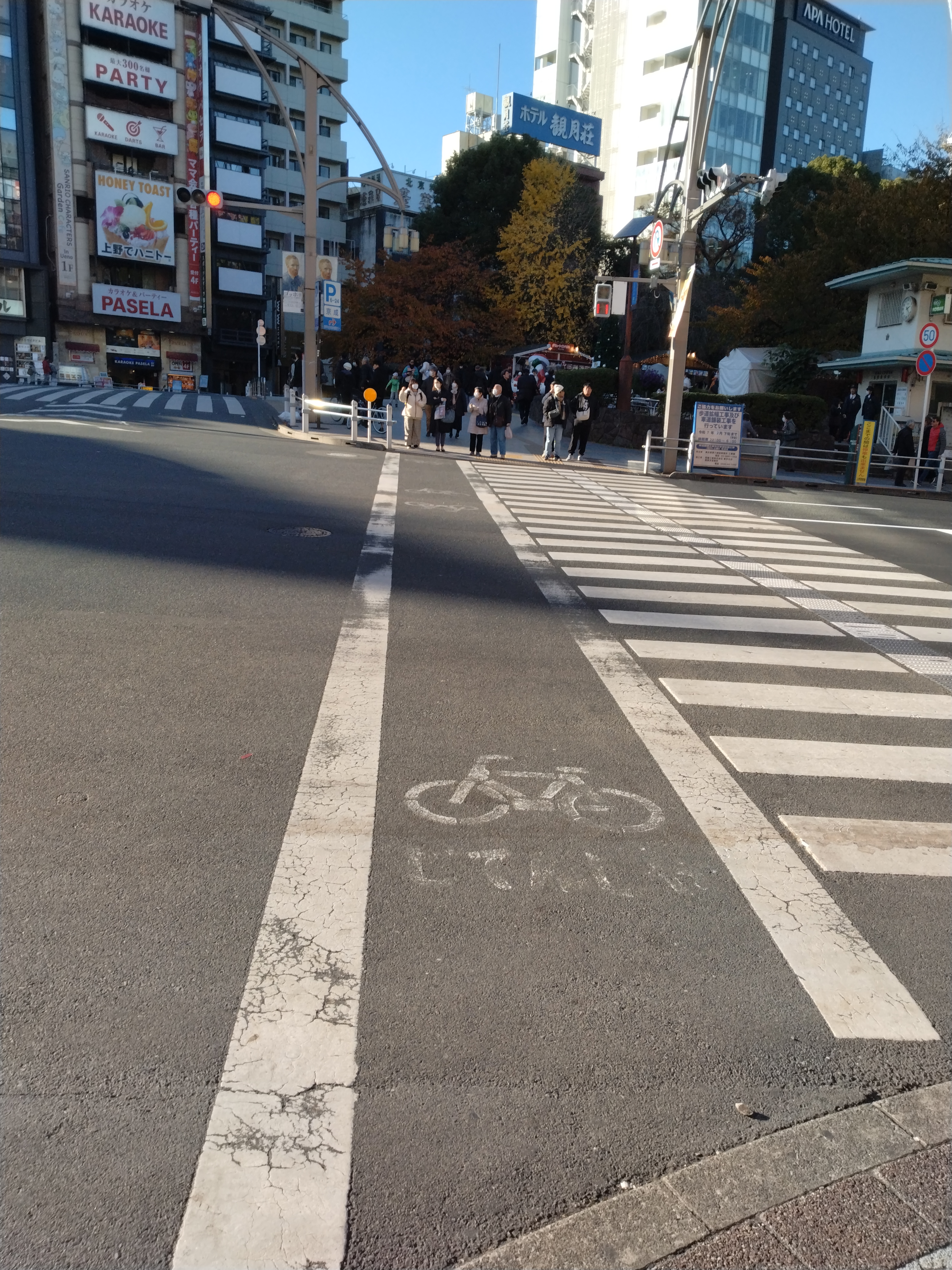 クリスマスシーズンのサンタ装飾です。