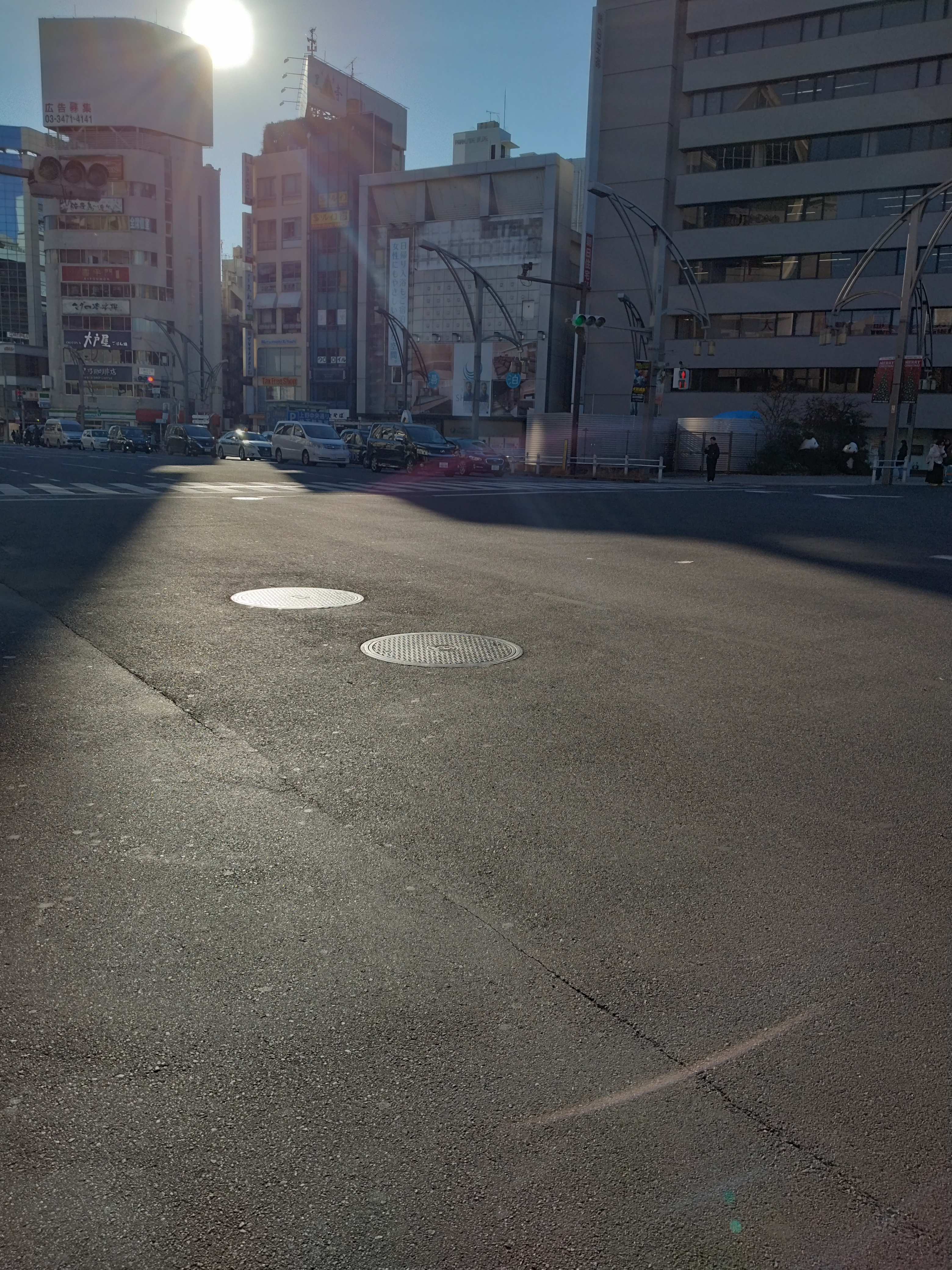 大きなサンタ人形が写っています。