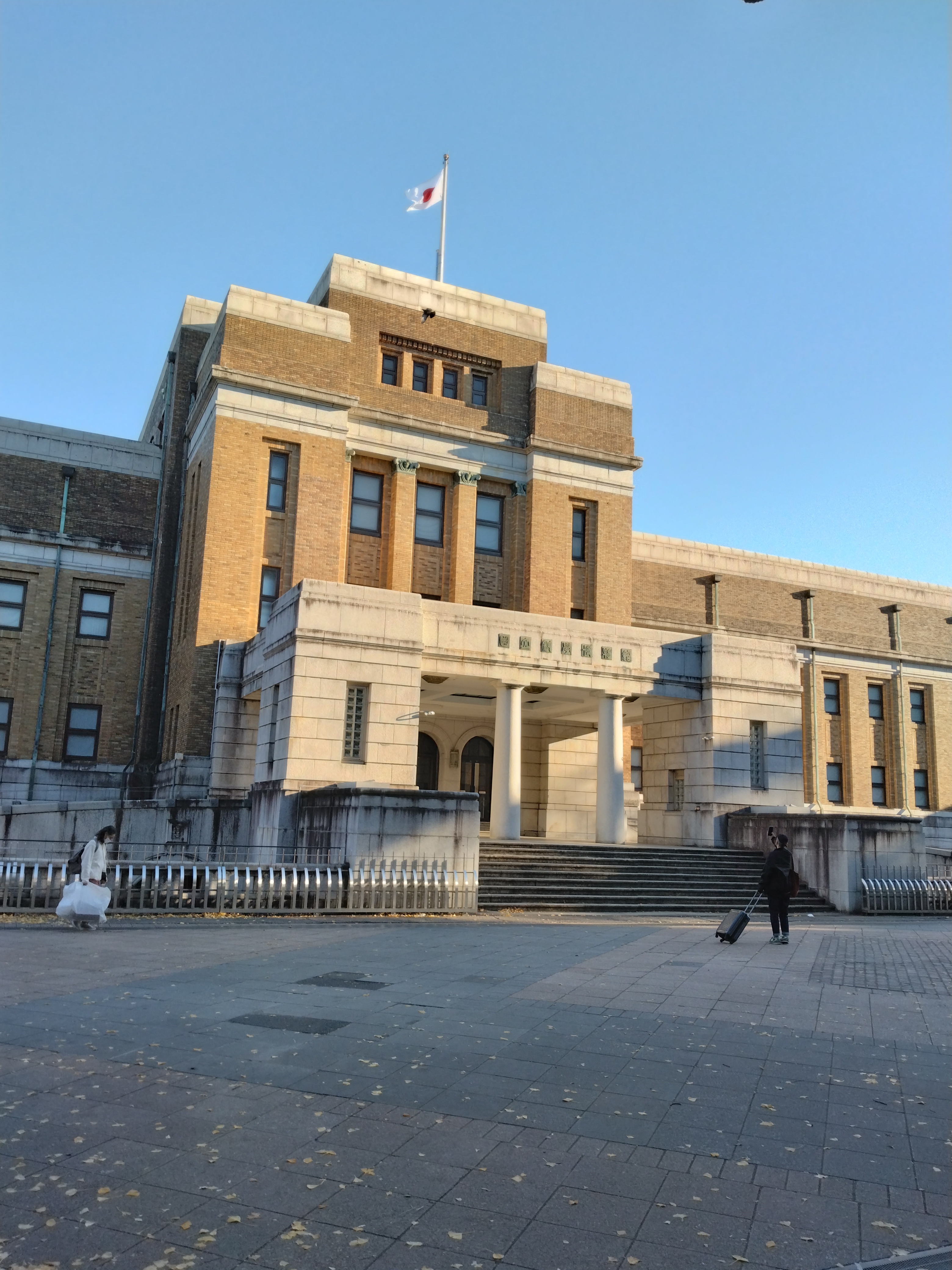 上野公園の池に紅葉が映える秋景色です。