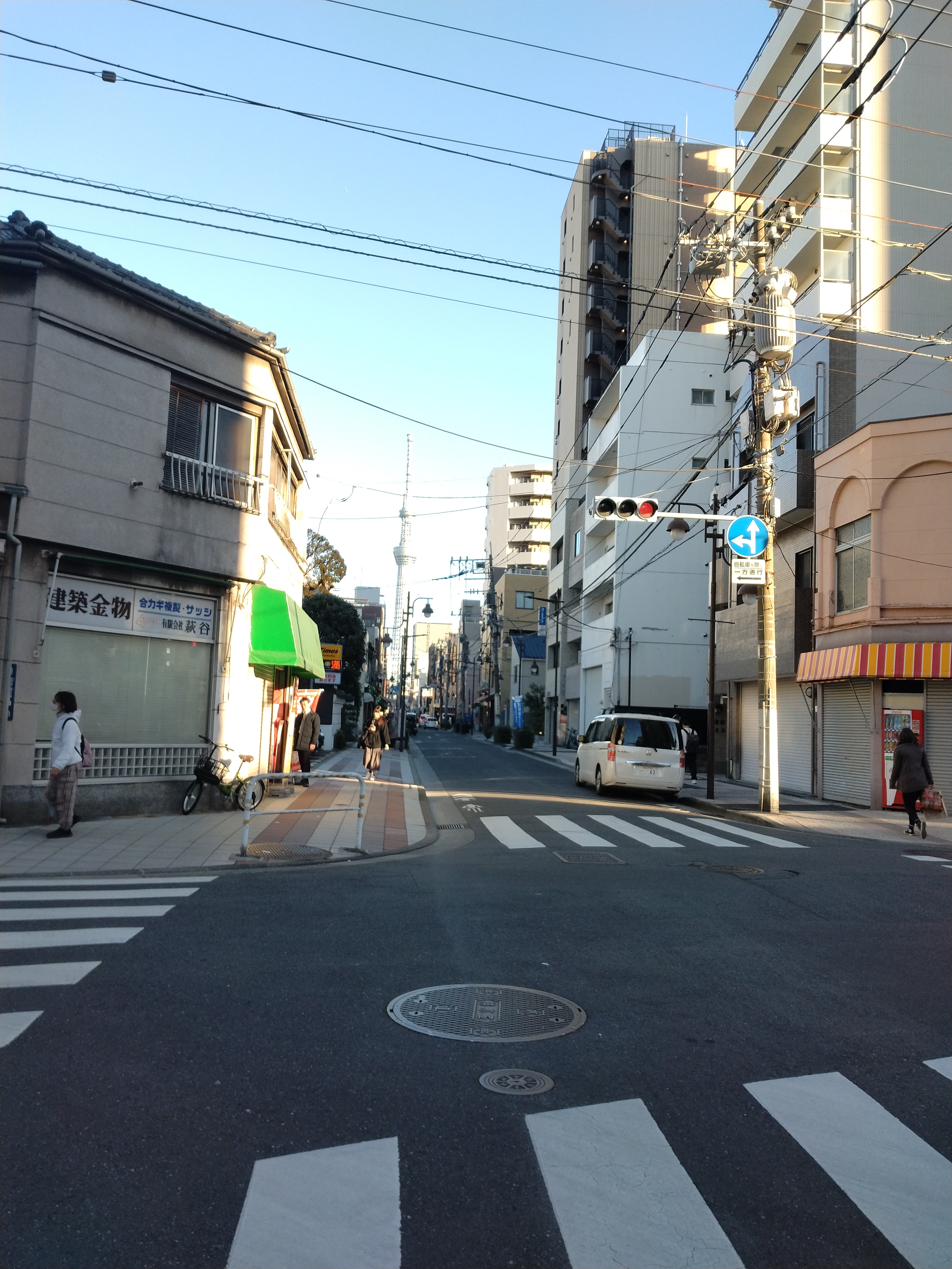 浅草・雷門通りの歩道風景です。