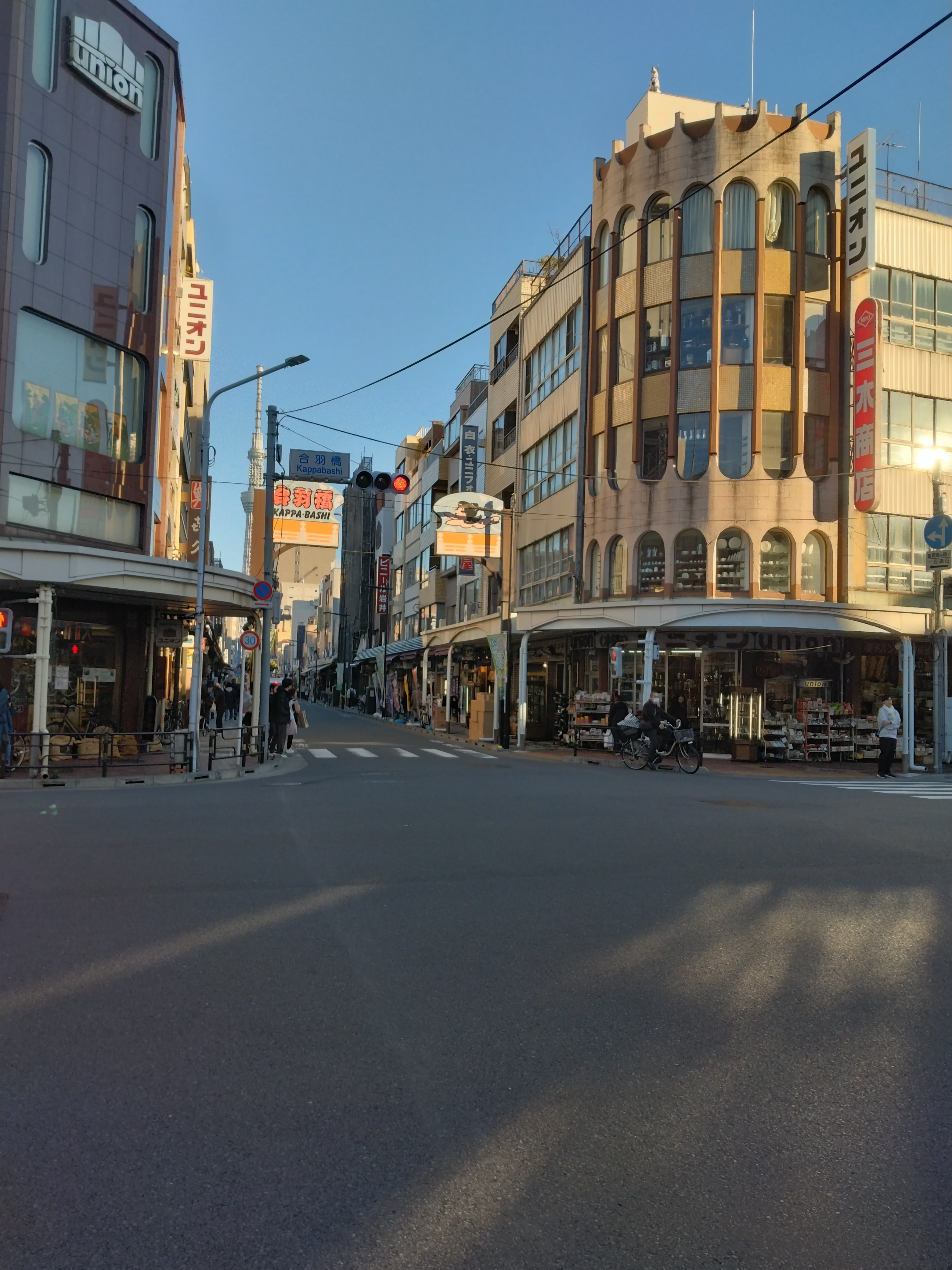 浅草雷門前の観光客でにぎわう参道です。