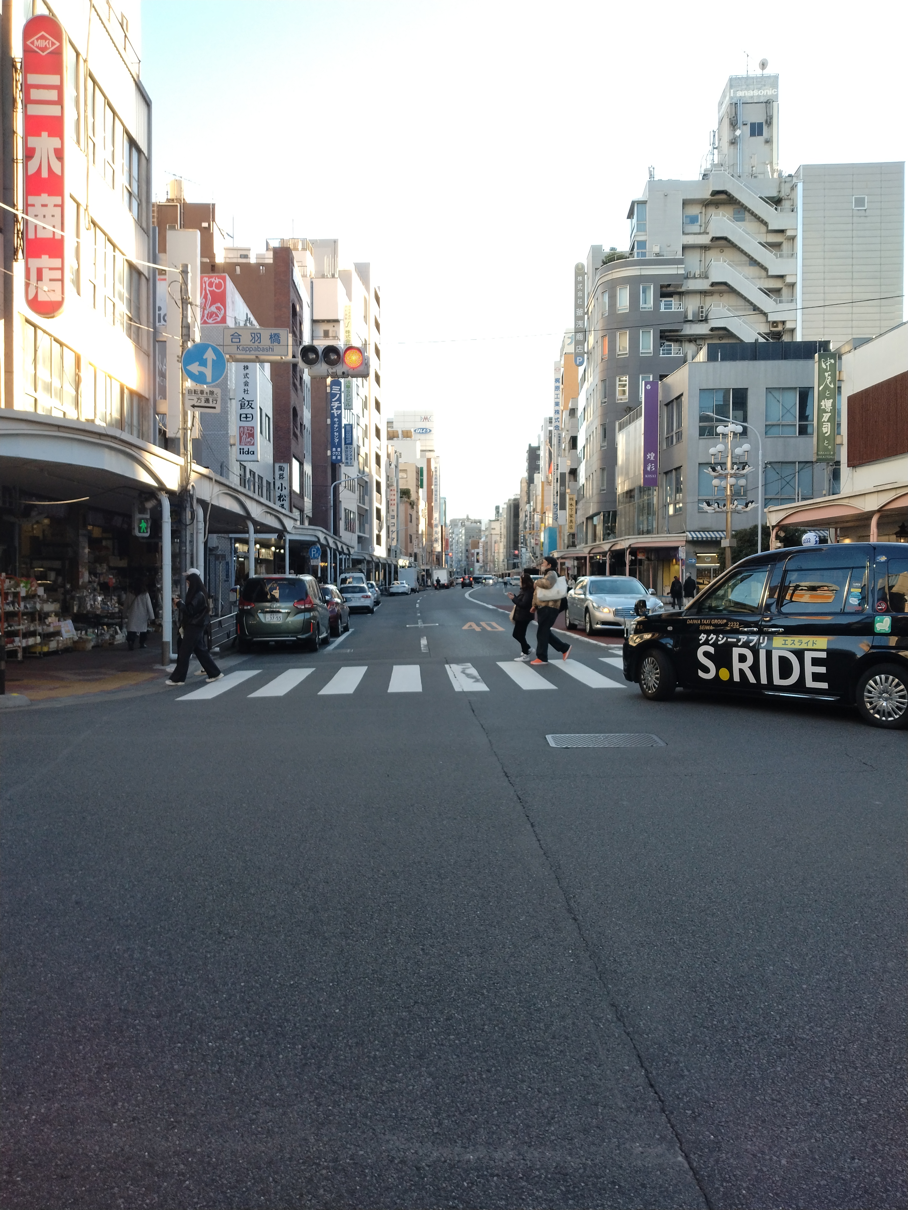 浅草寺へ続く雷門が写る代表的な構図です。
