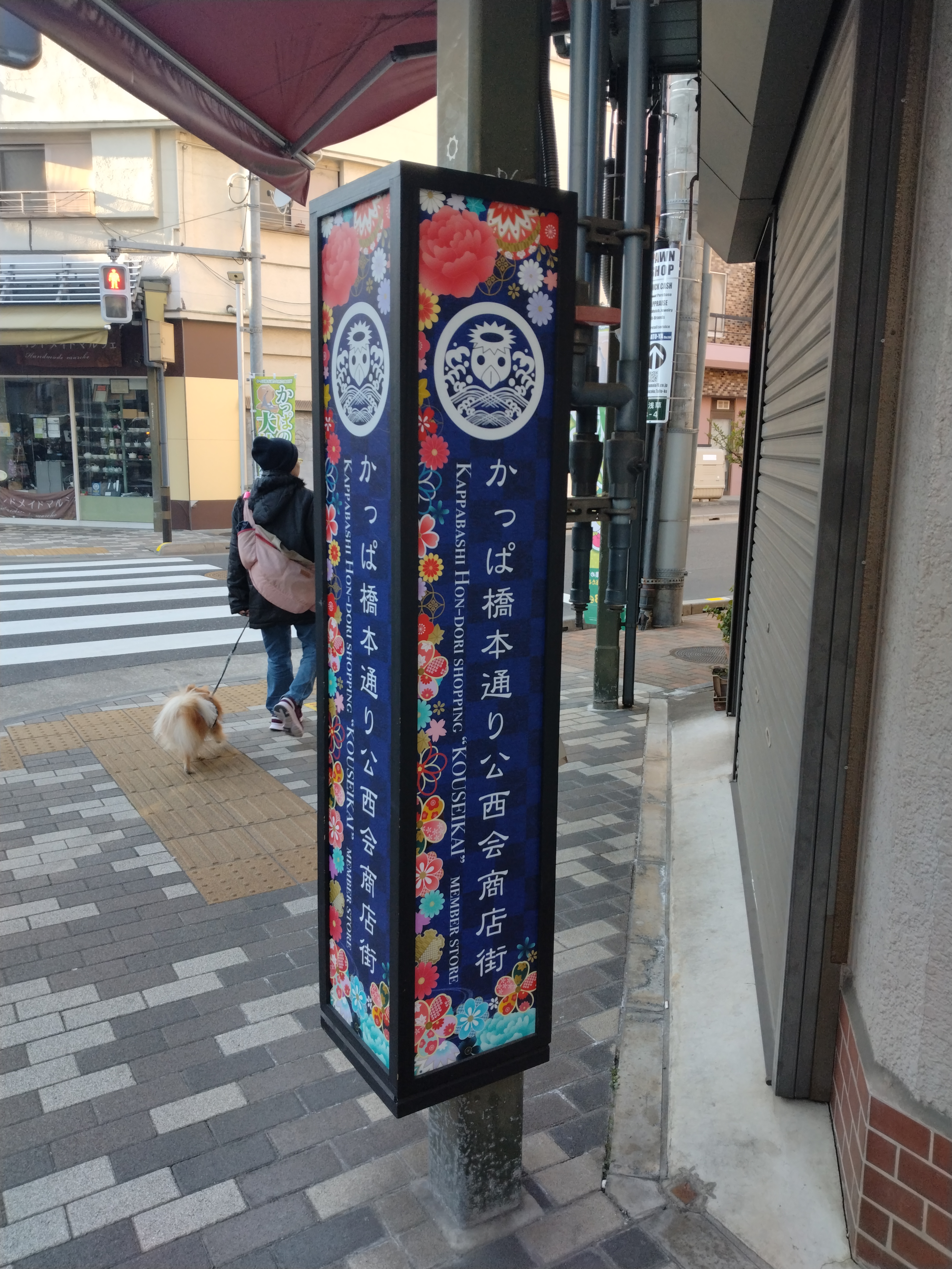 浅草寺境内へ続く参道が写っています。