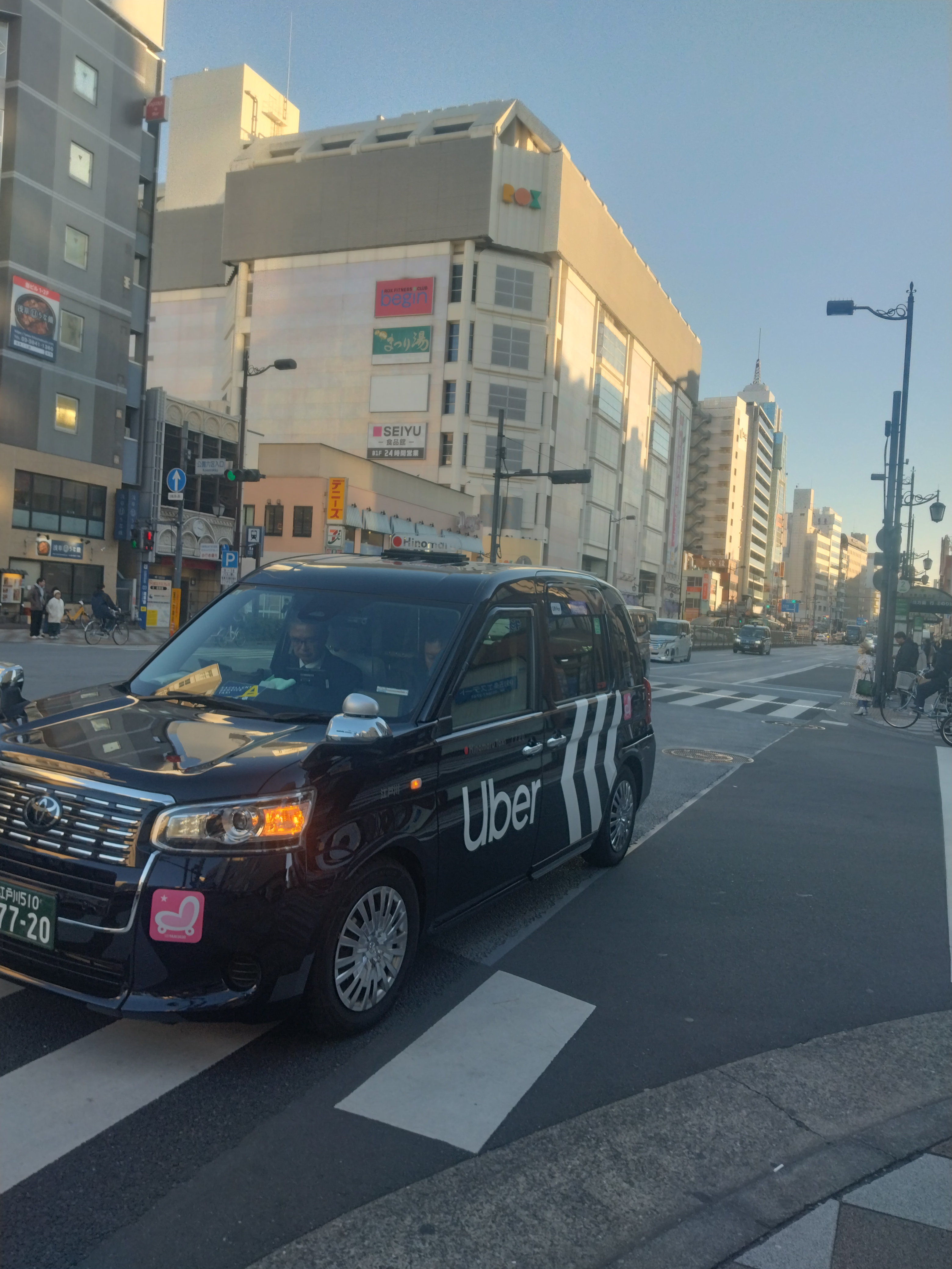 浅草寺の五重塔が美しく写っています。