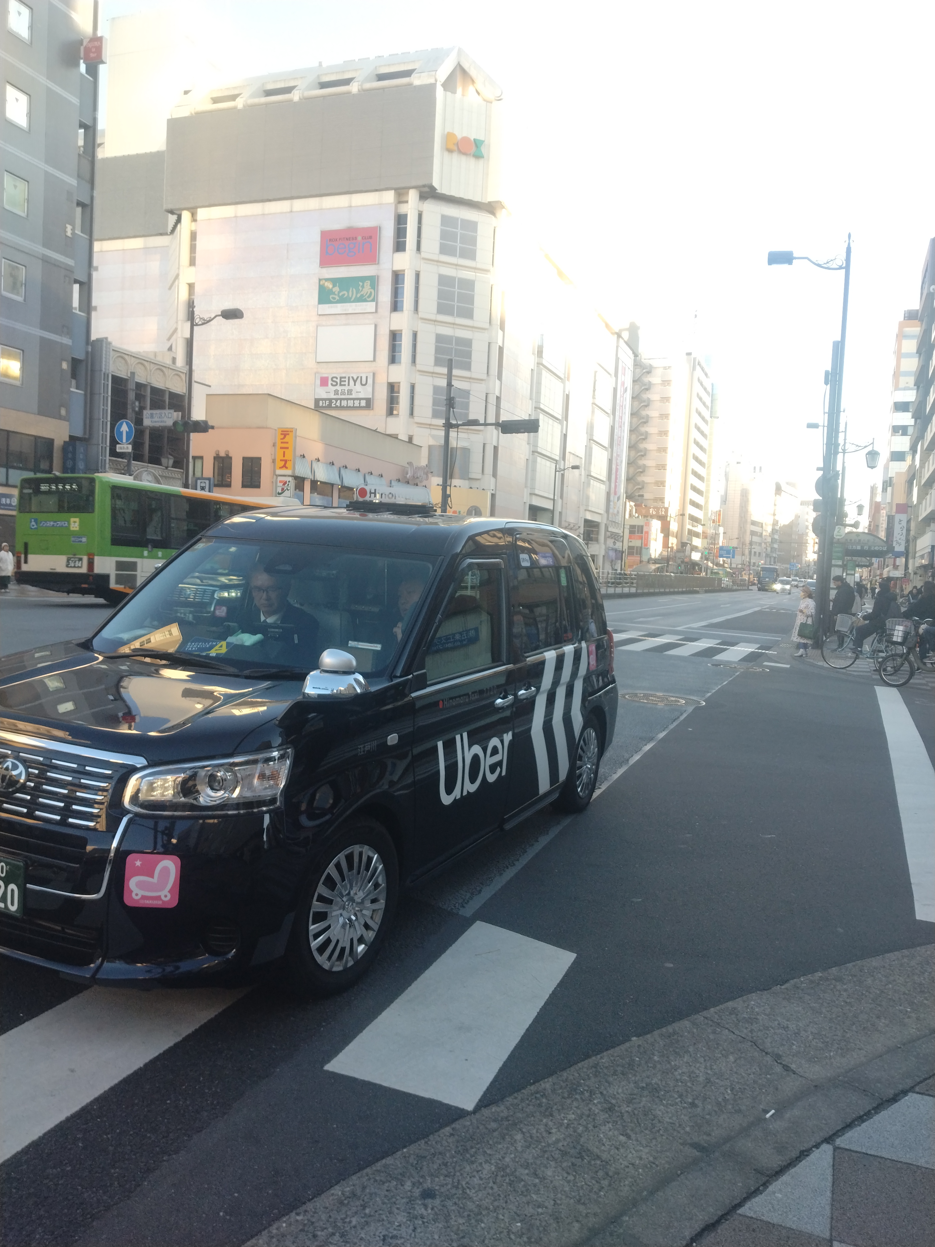 浅草寺本堂前の広場の様子です。