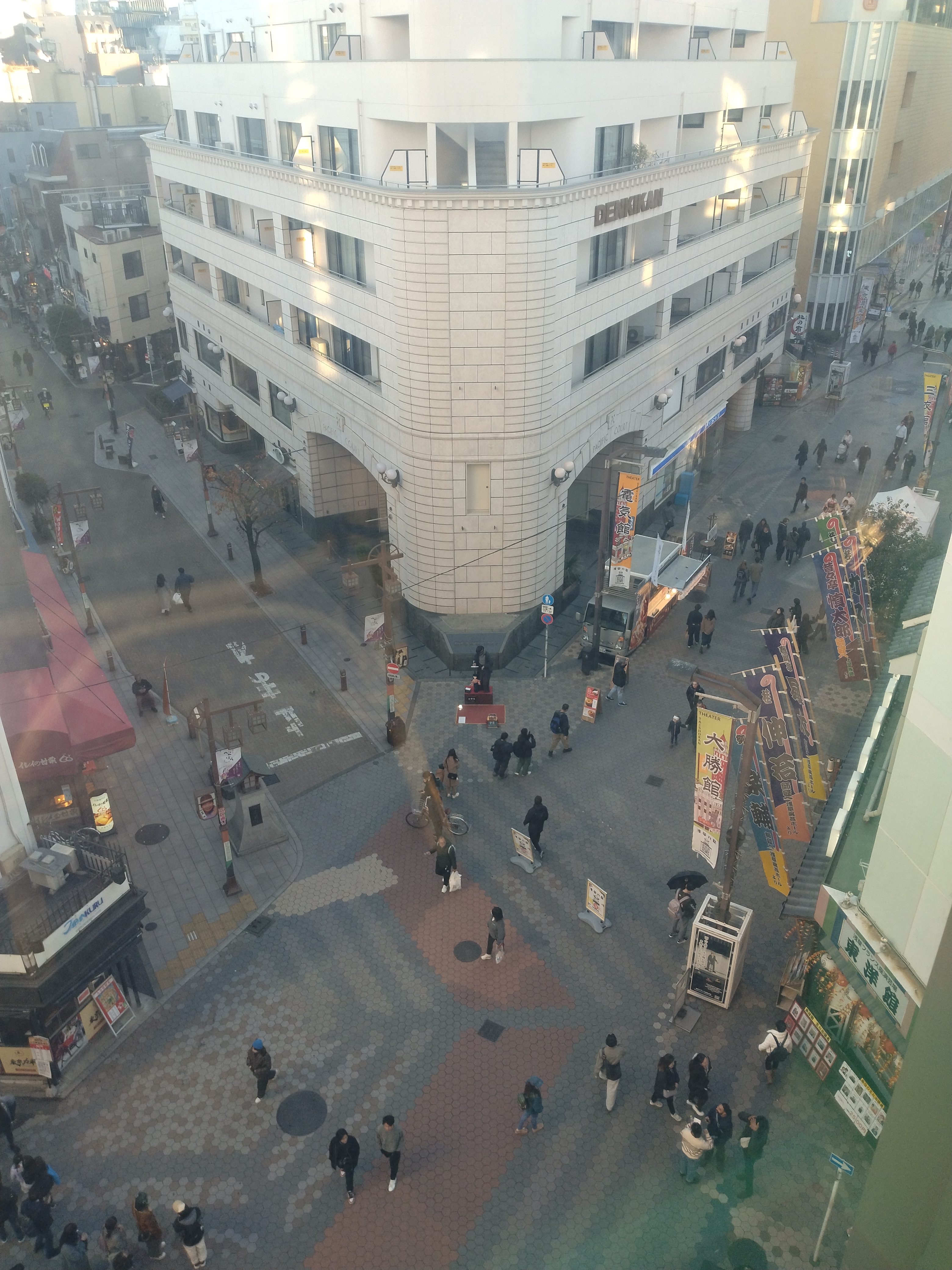 浅草寺裏側の参道に色づく紅葉が写っています。