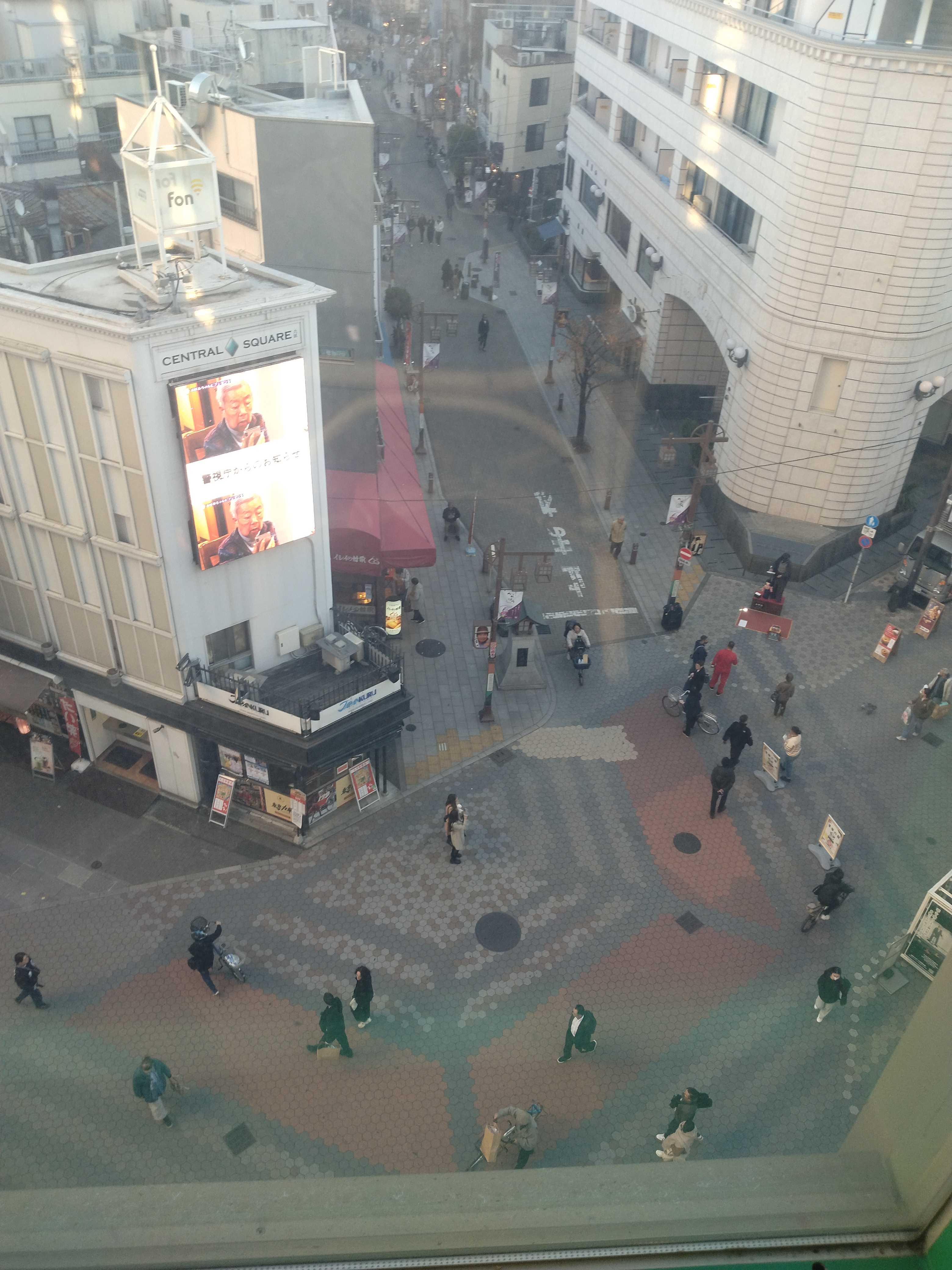 浅草観音通りの商店街入口が写っています。