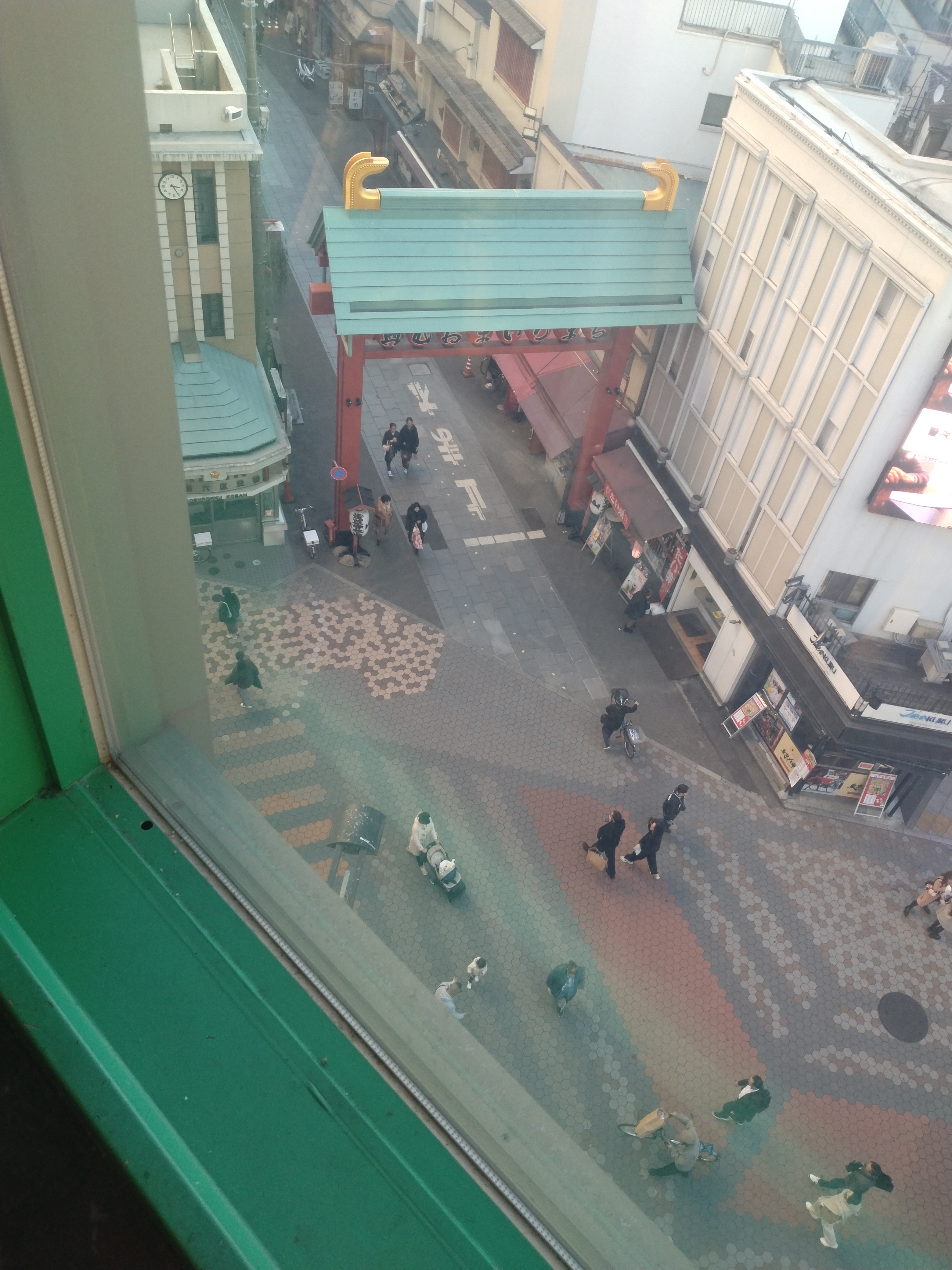 浅草の飲食店が並ぶ細い通りです。