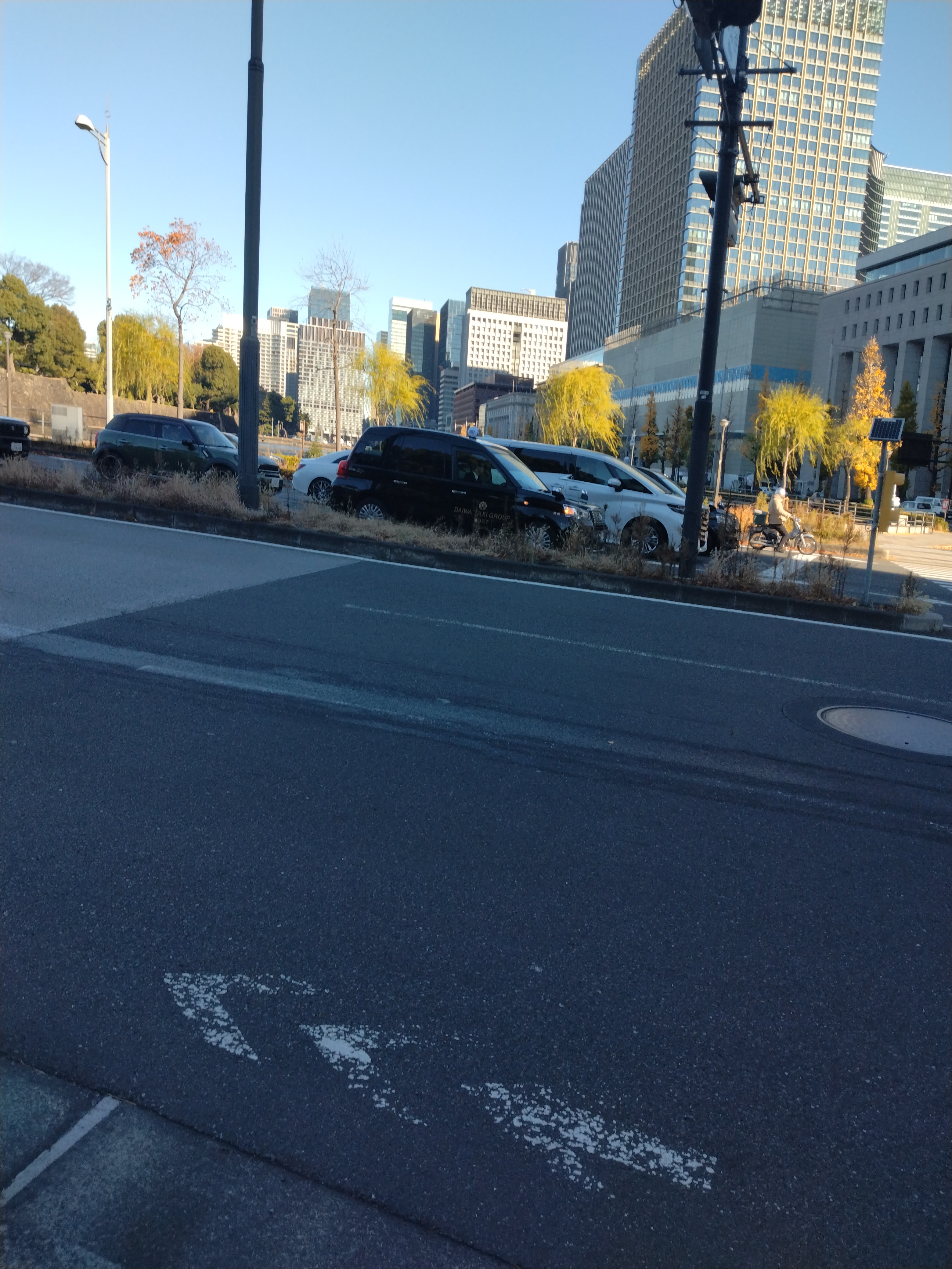 複数車線の広い道路が写っています。