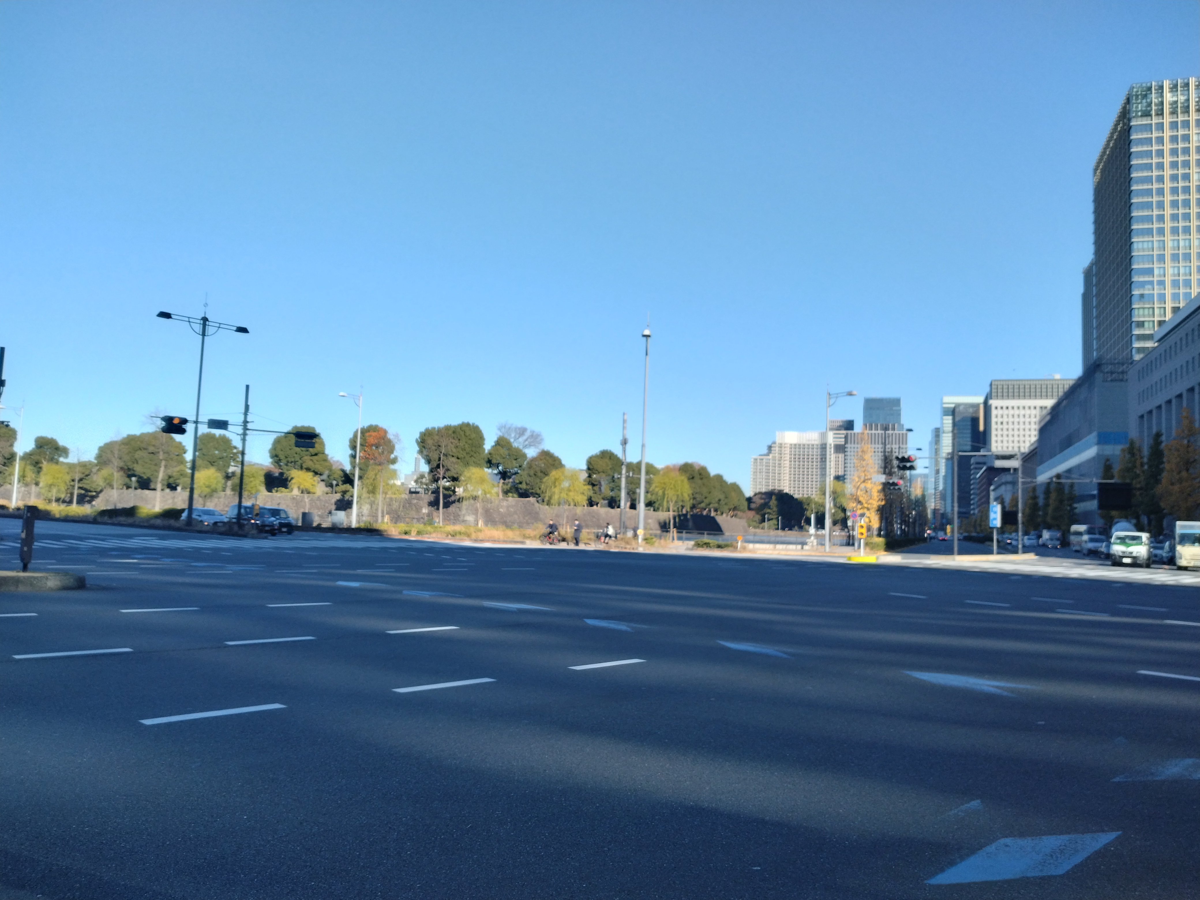 赤白の注意標識がアップで写っています。