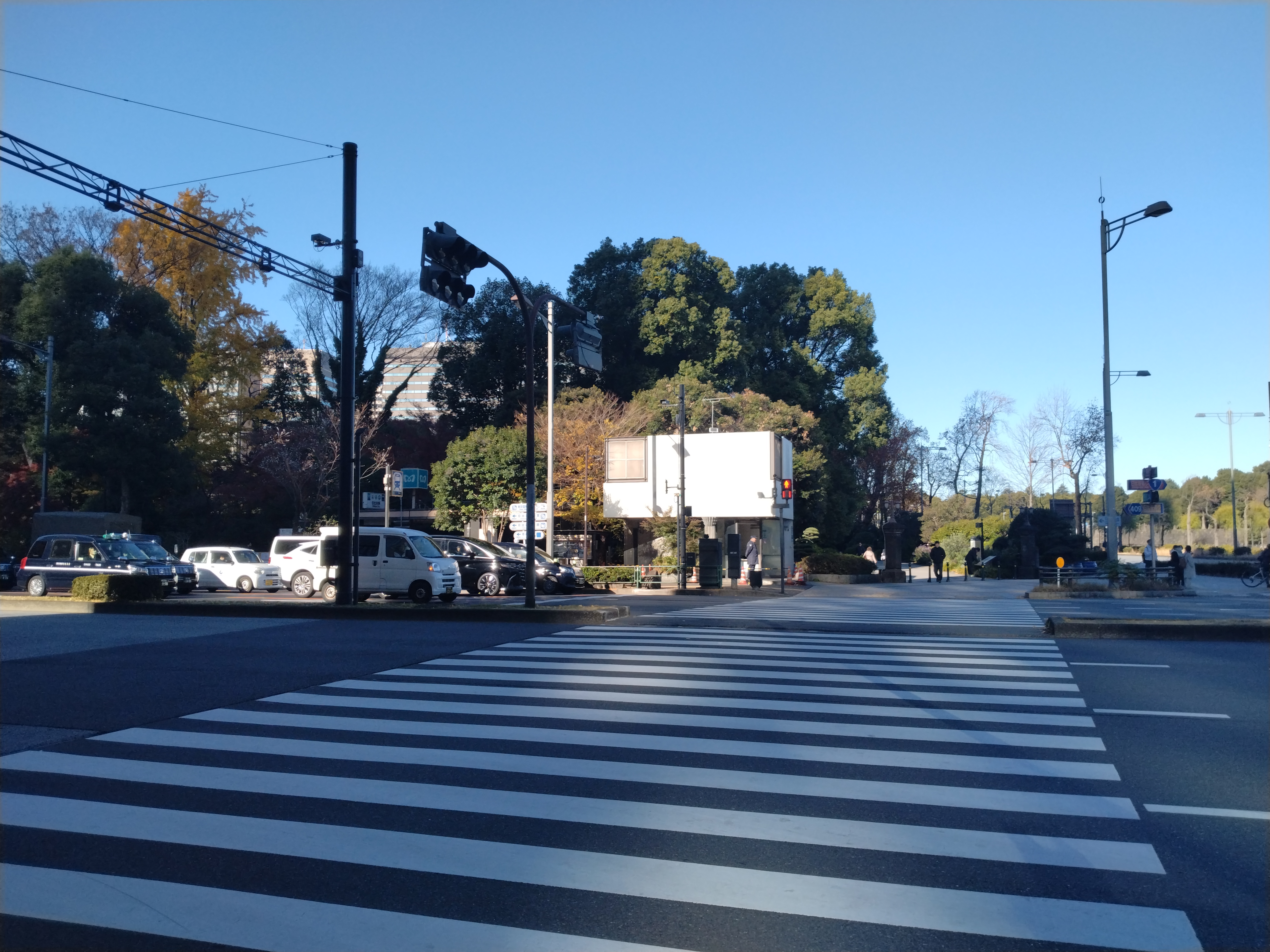 公園周辺に設置された赤いフレーム状の構造物です。