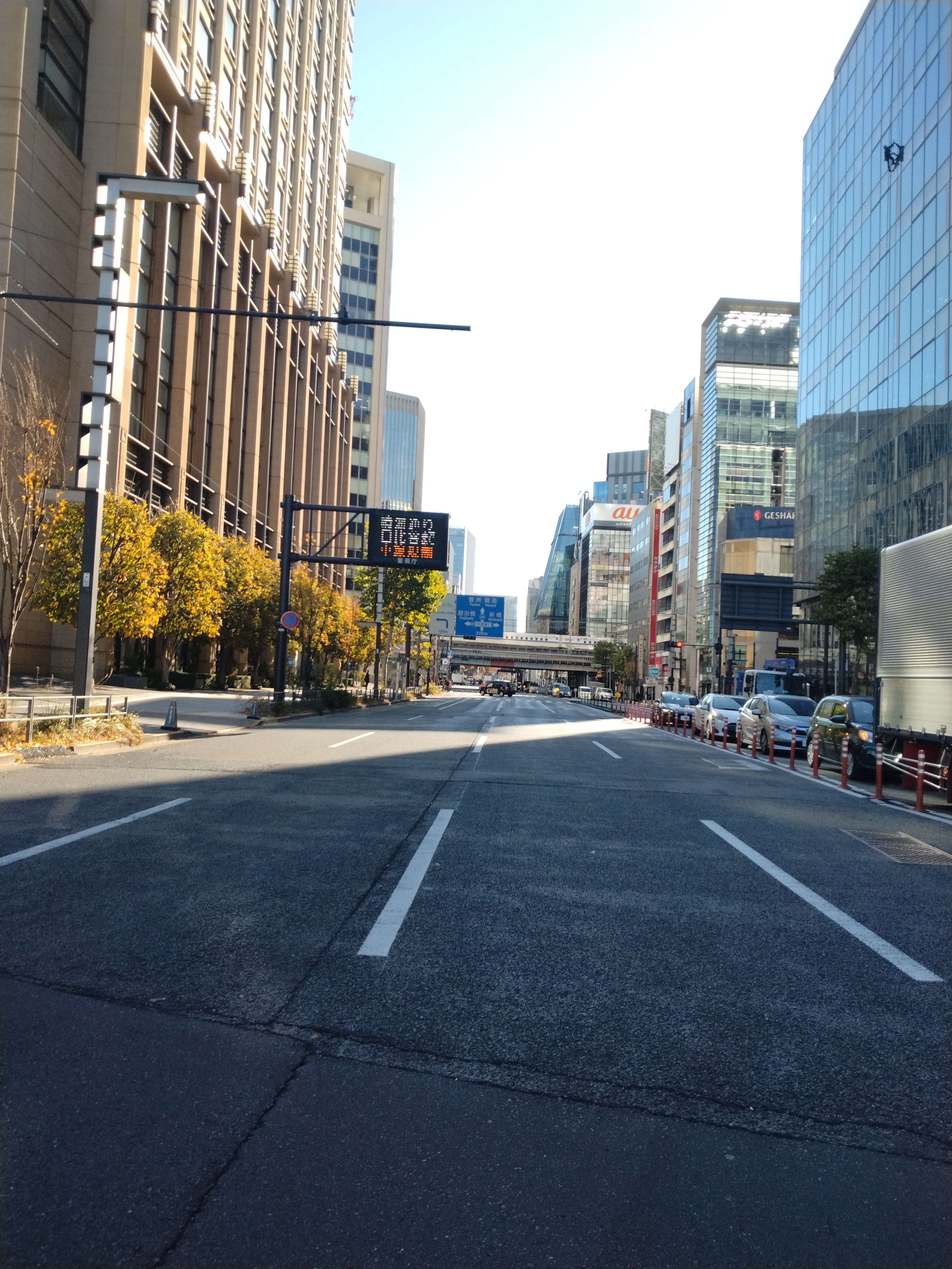 額縁のようなアートオブジェが設置されています。