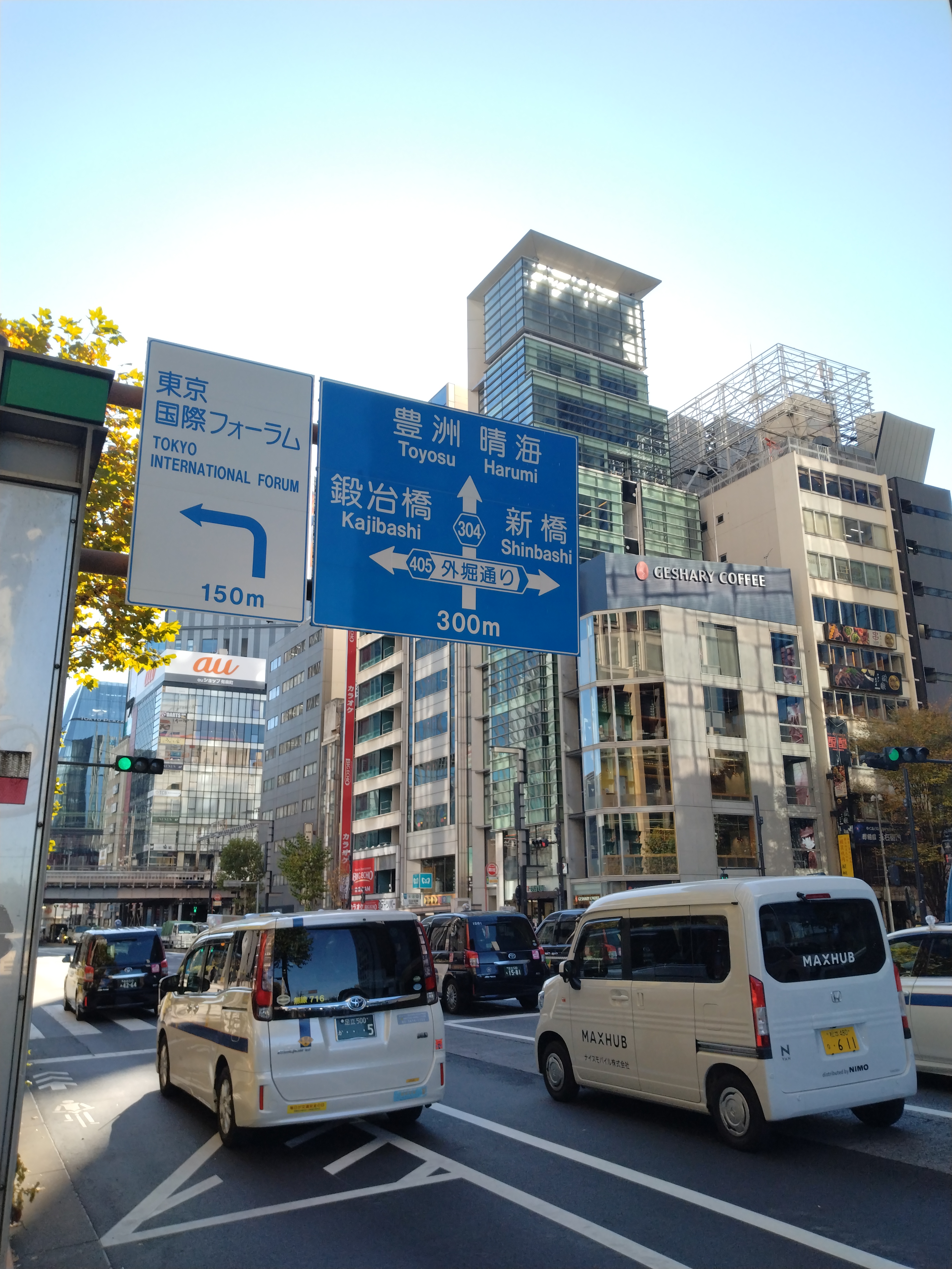 高架道路の下から道路を望む構図です。