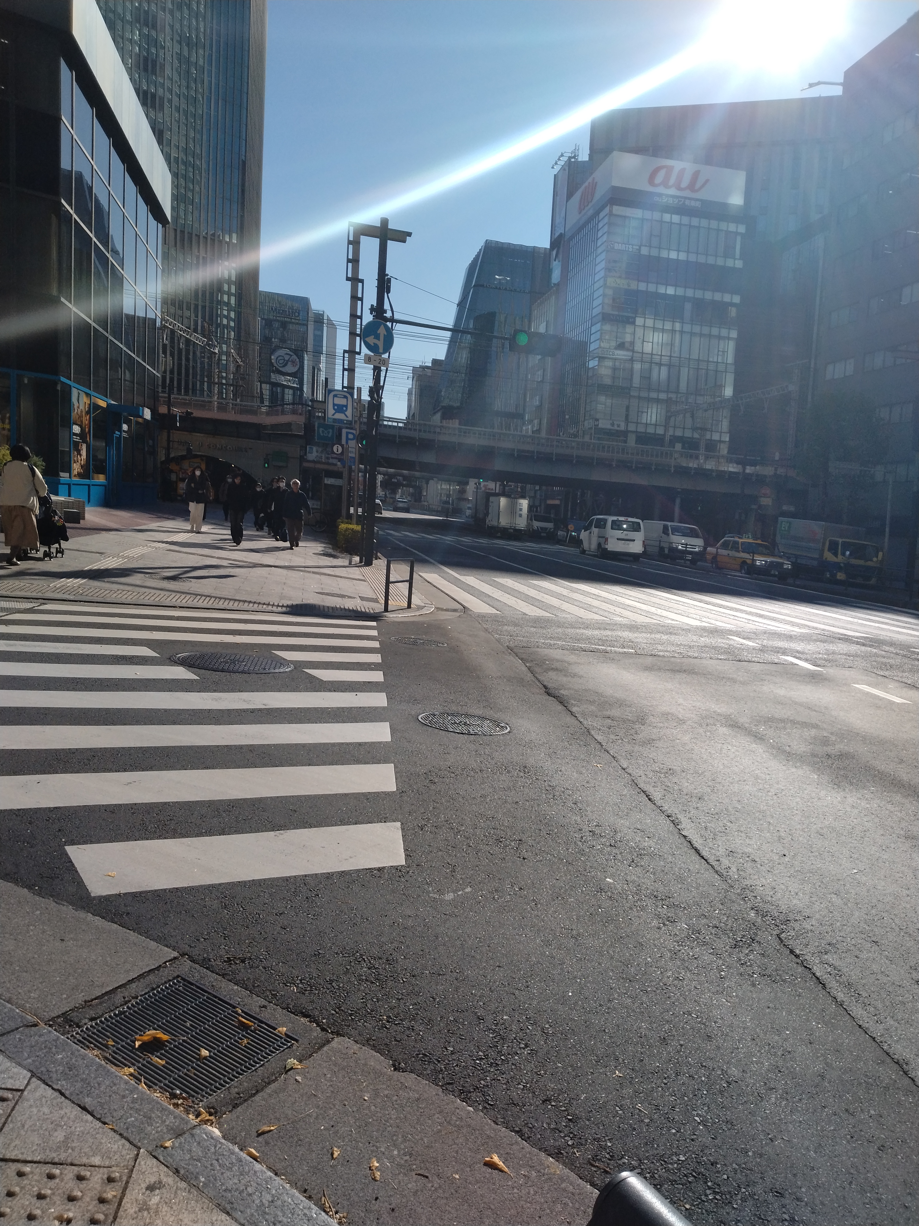 高架下の影が落ちる道路です。