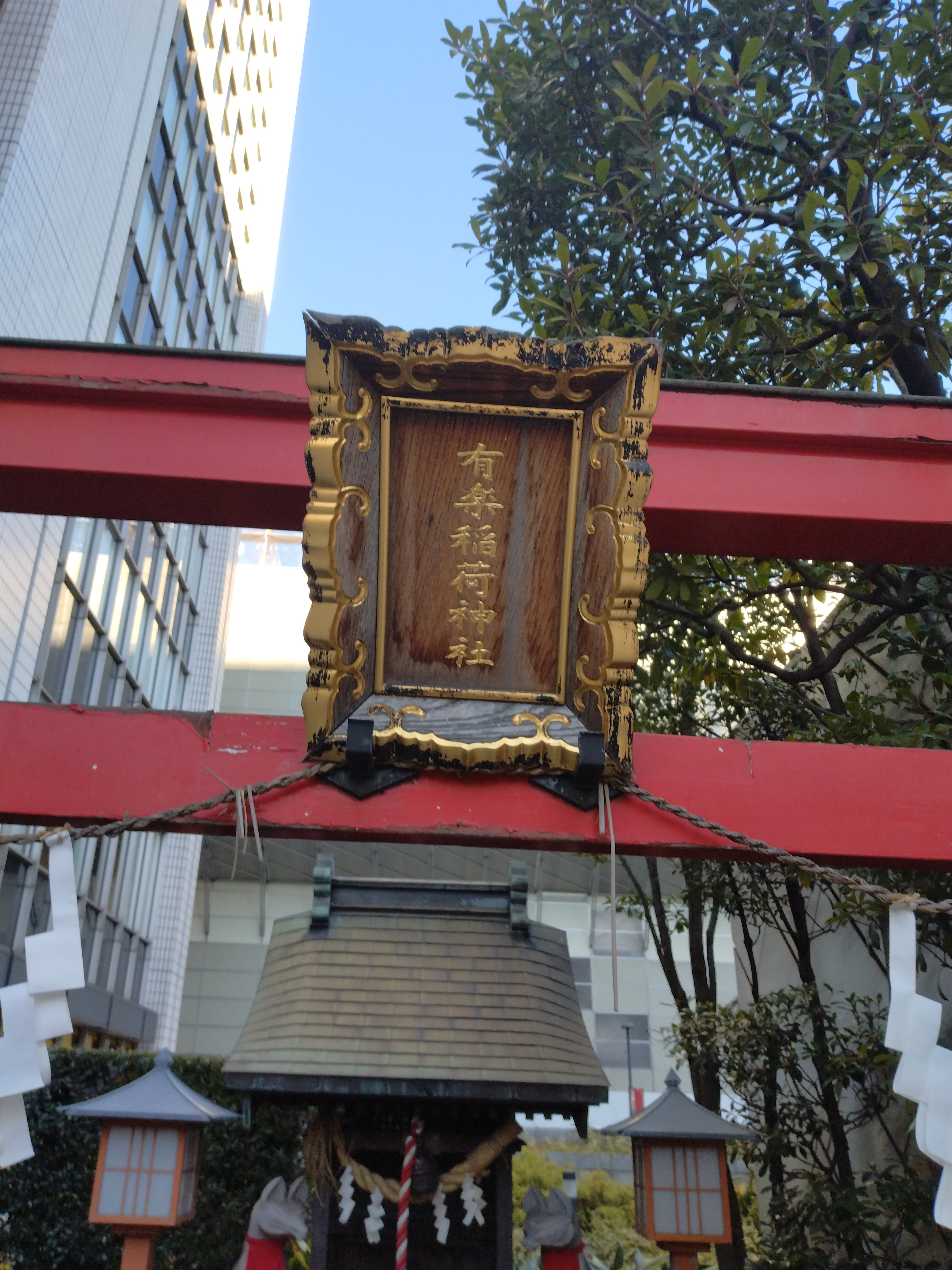 横断歩道と高層ビルが対比した構図です。