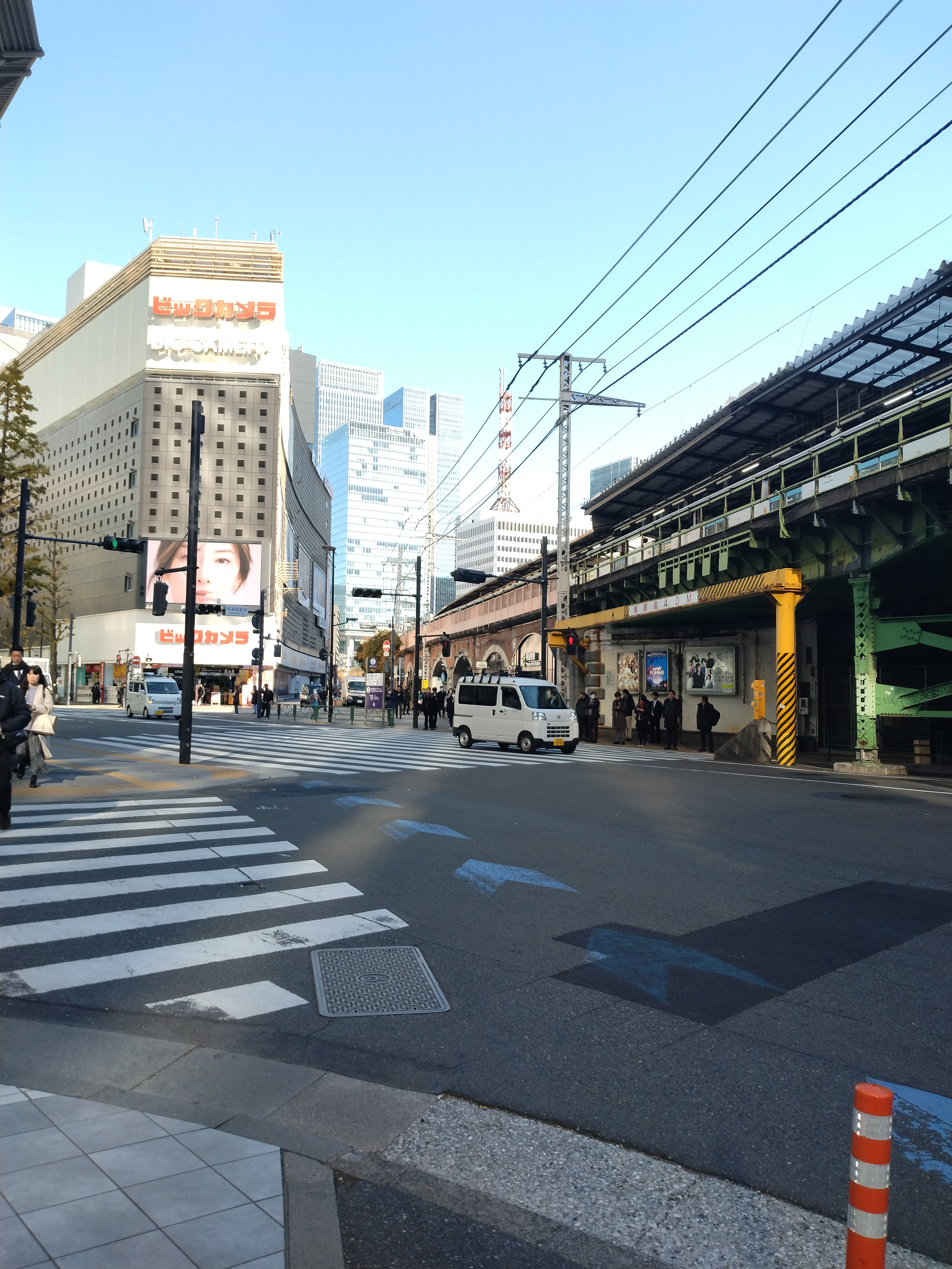 歩道脇に設置された周辺案内図が写っています。