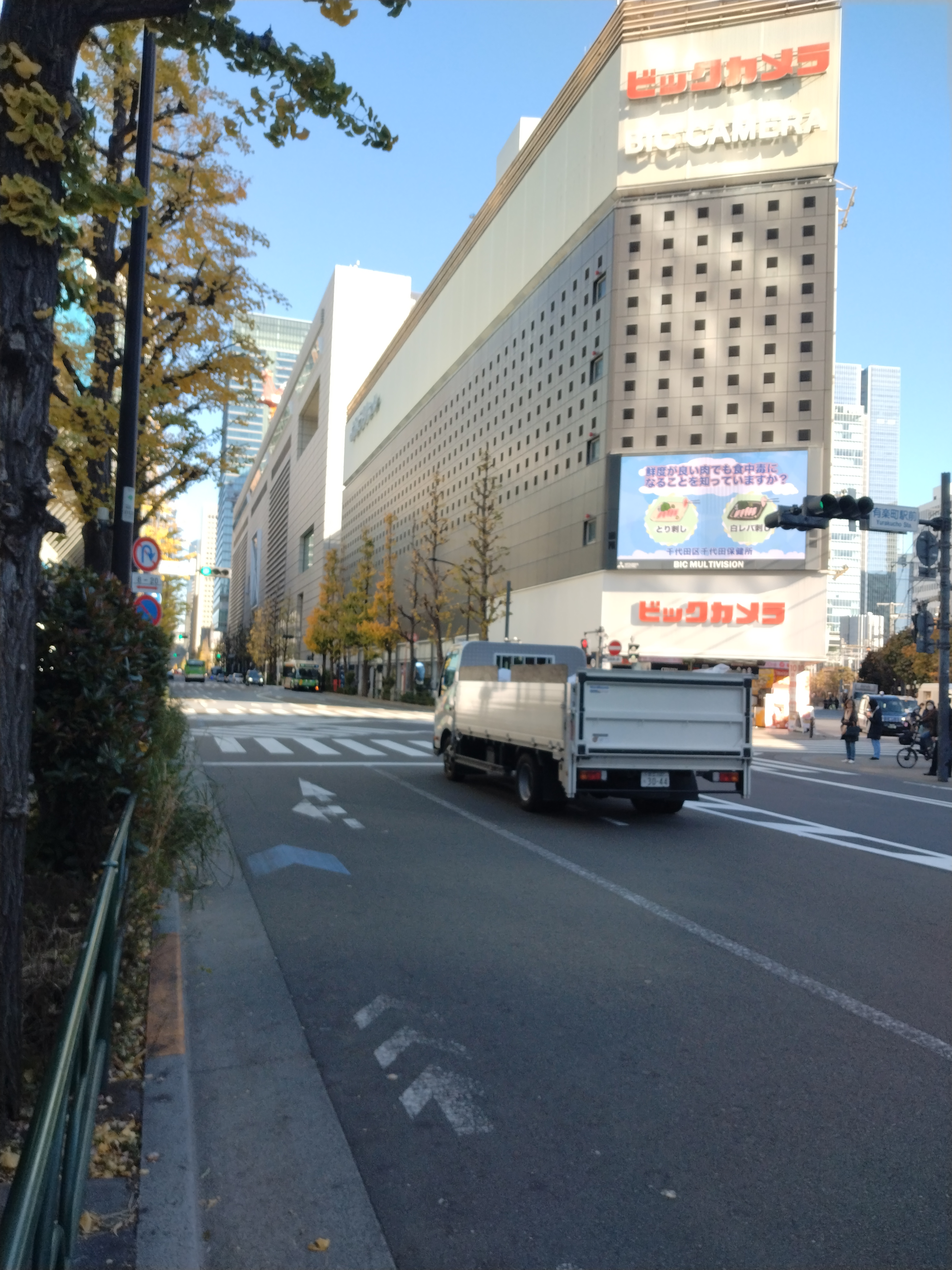 青色の案内標識と複数車線の道路が写っています。