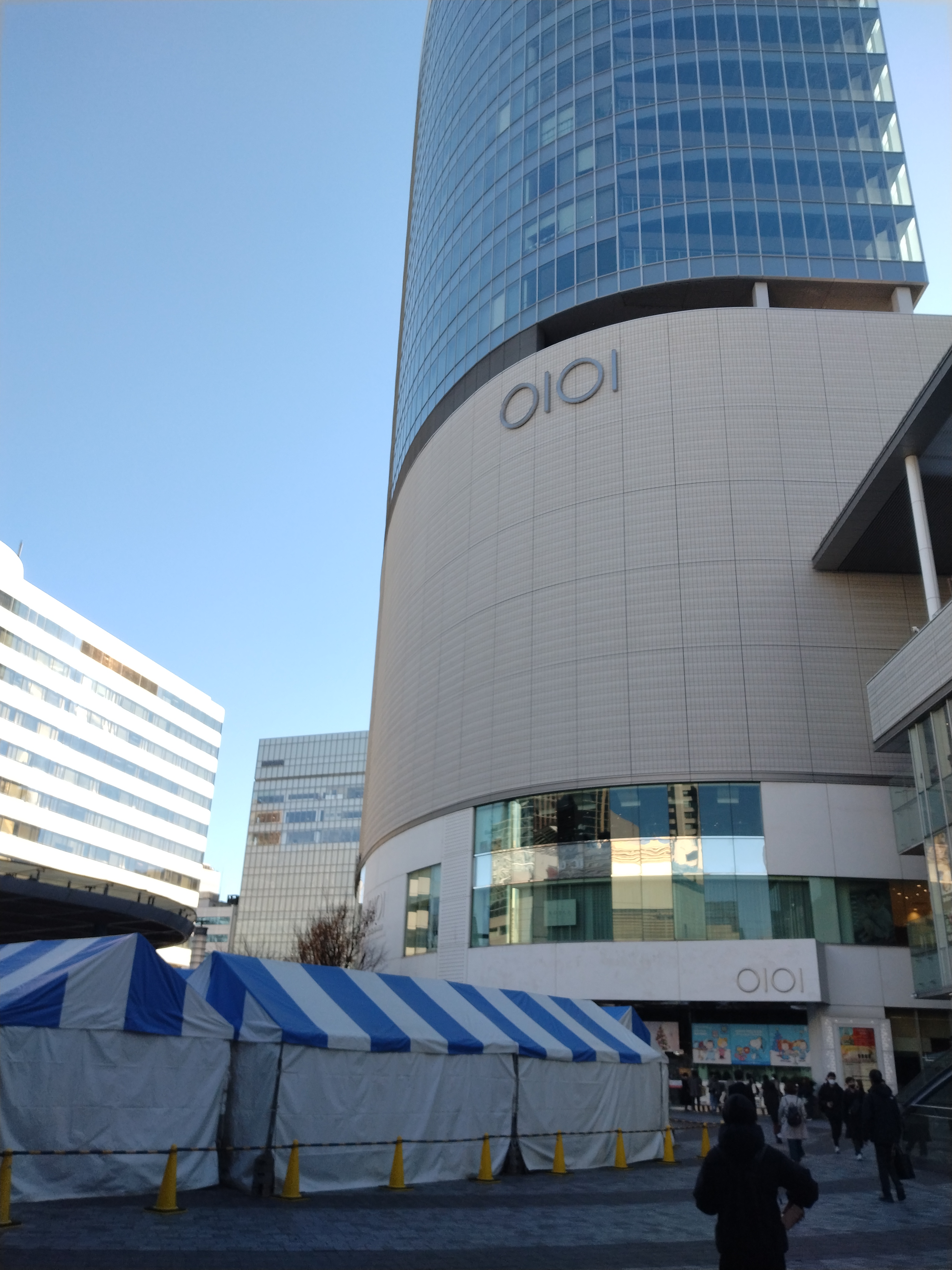 高架が上を通る道路の側面からの構図です。