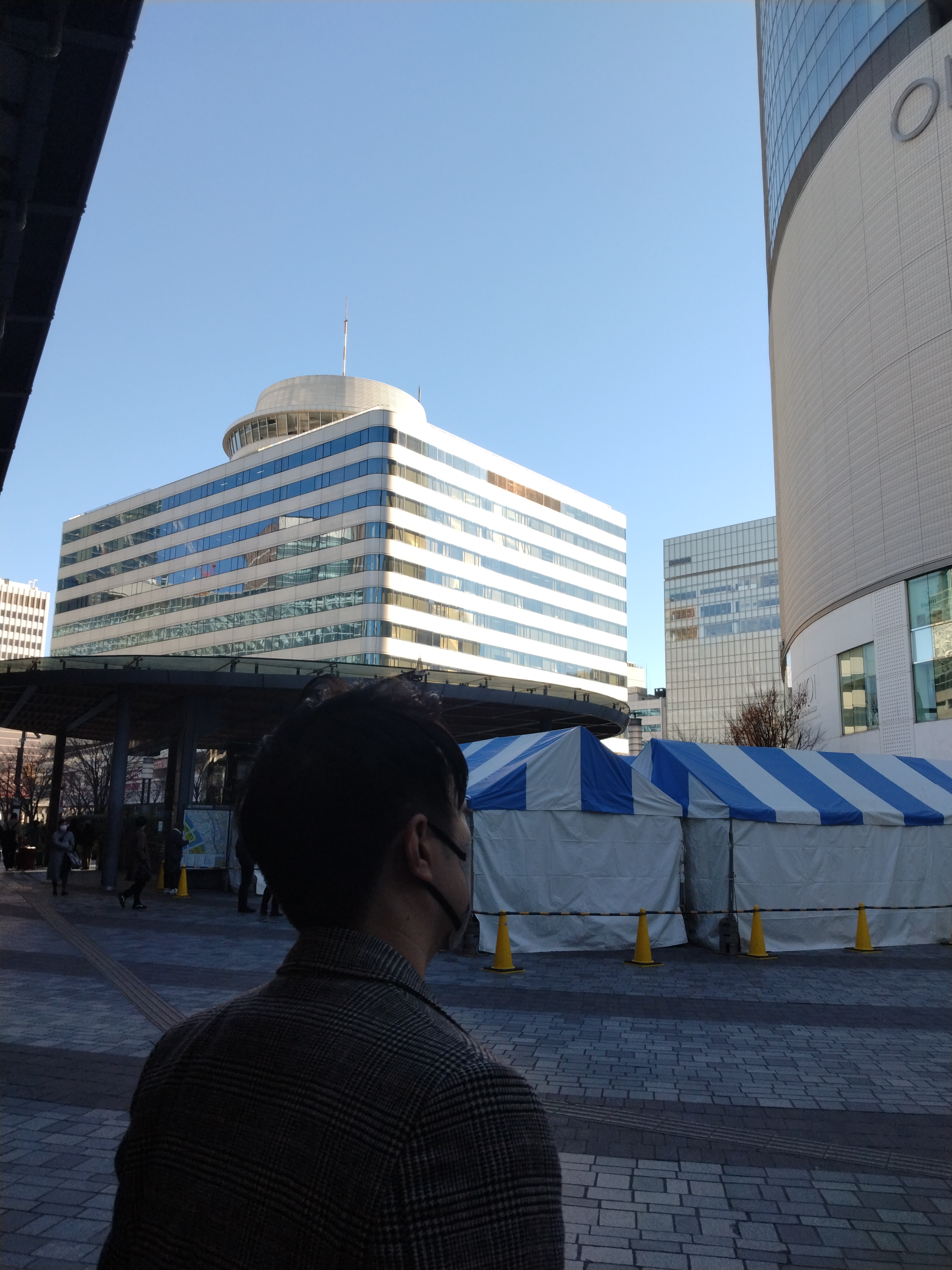 高架下に広がる道路と影が写っています。