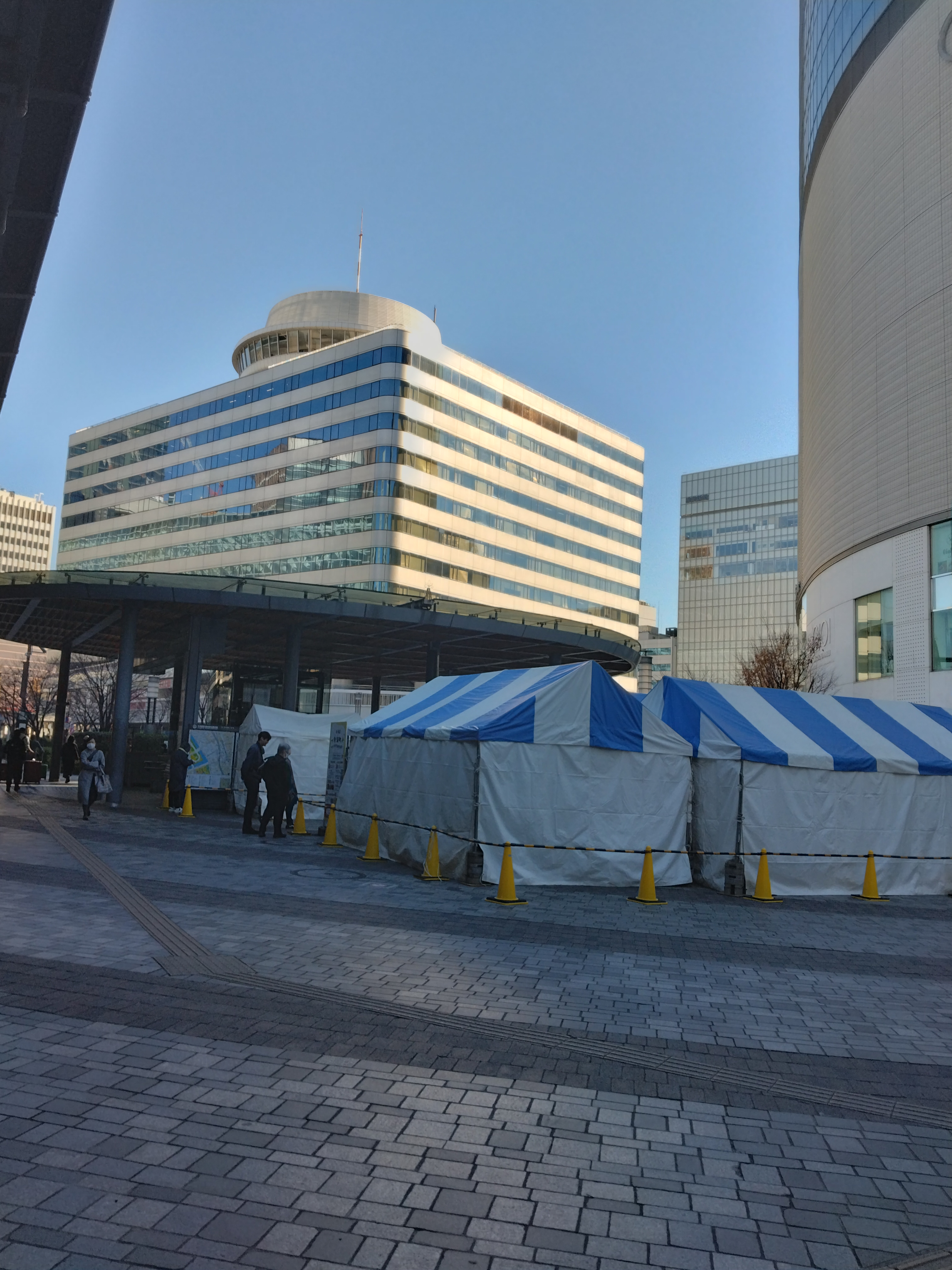 大きなビル前に広がる歩道と開けた空間が写っています。