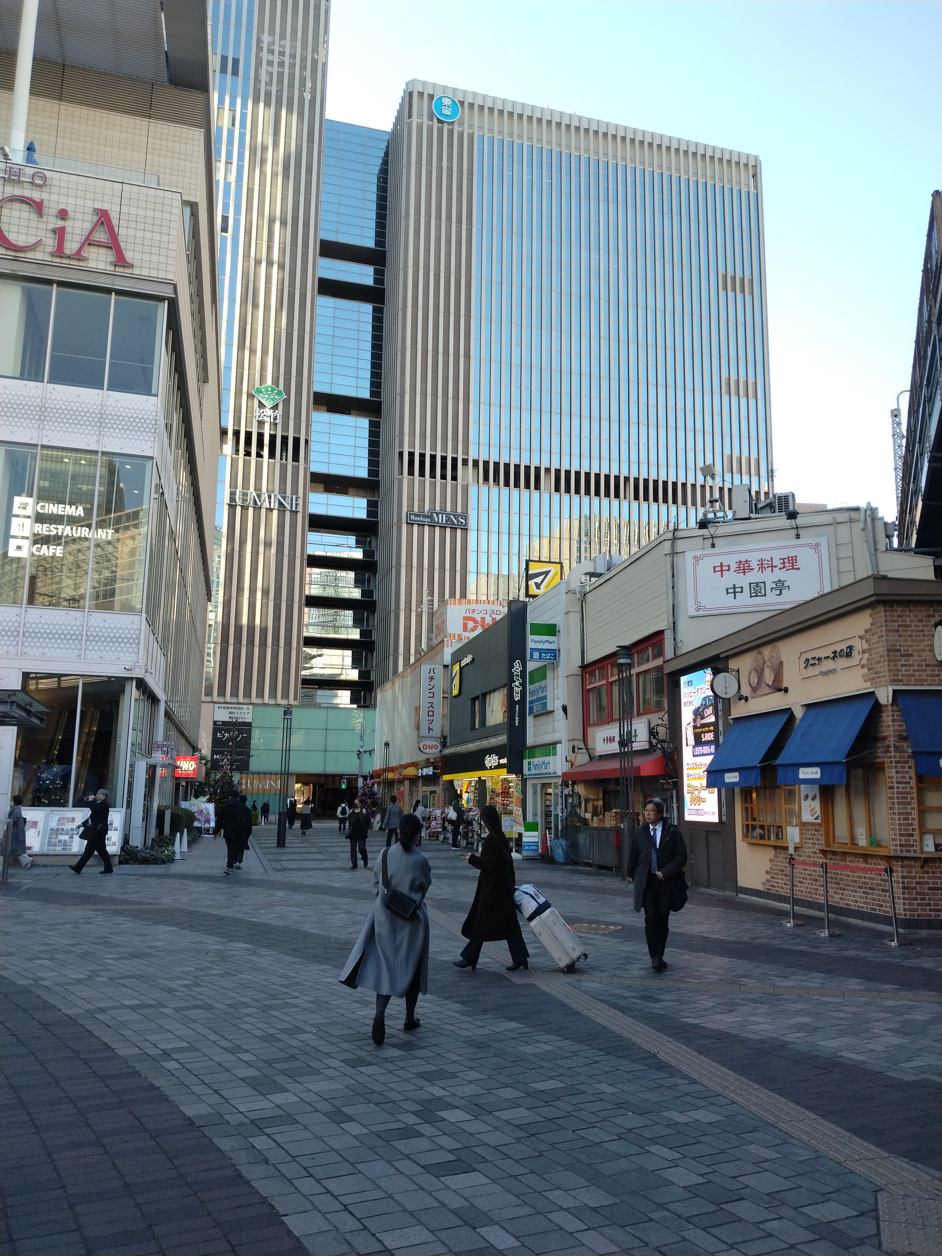 歩道脇の掲示板にOMAMORI?の広告が掲示されています。