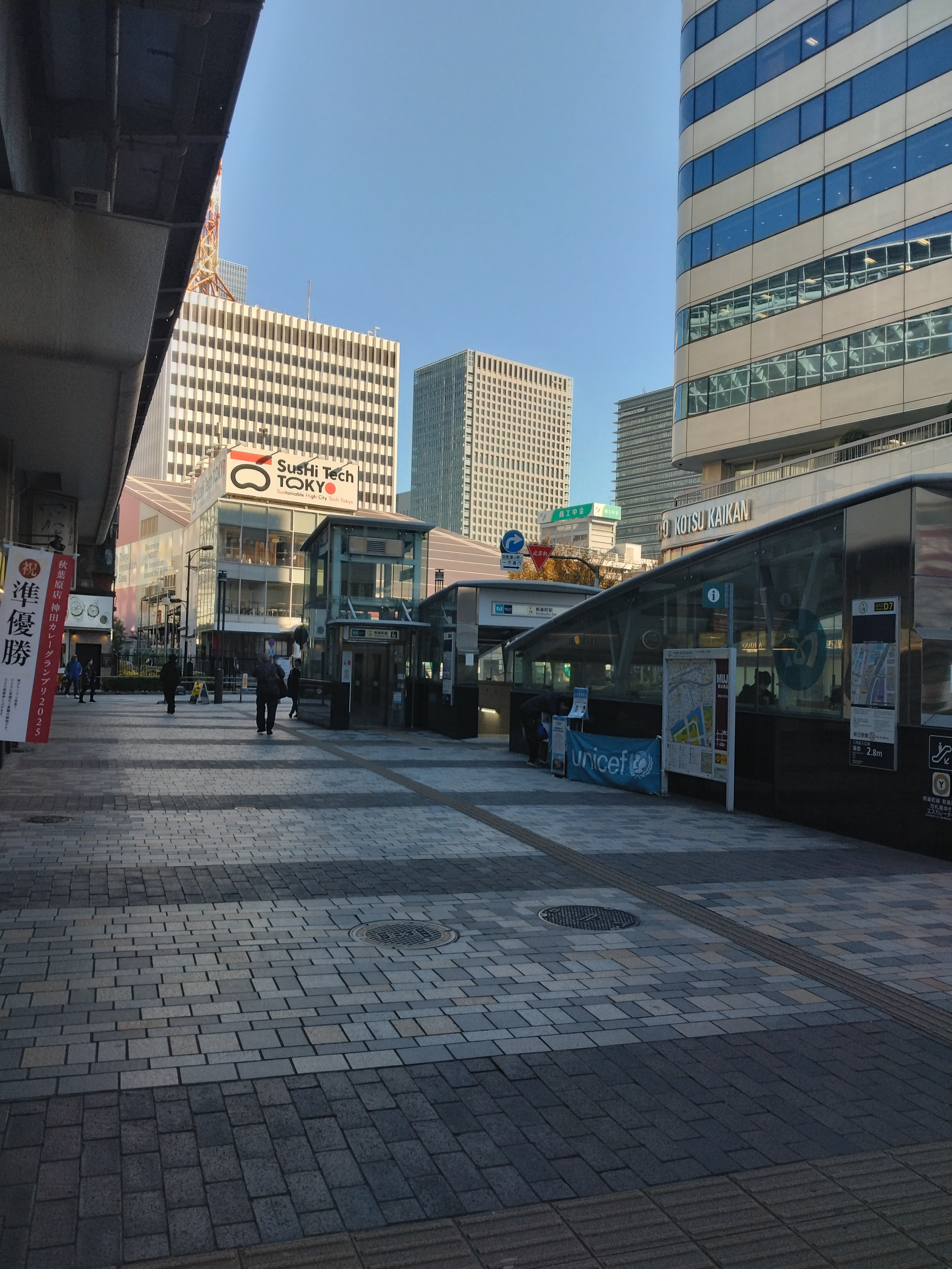 ガラス張りのエントランスと歩道が写っています。