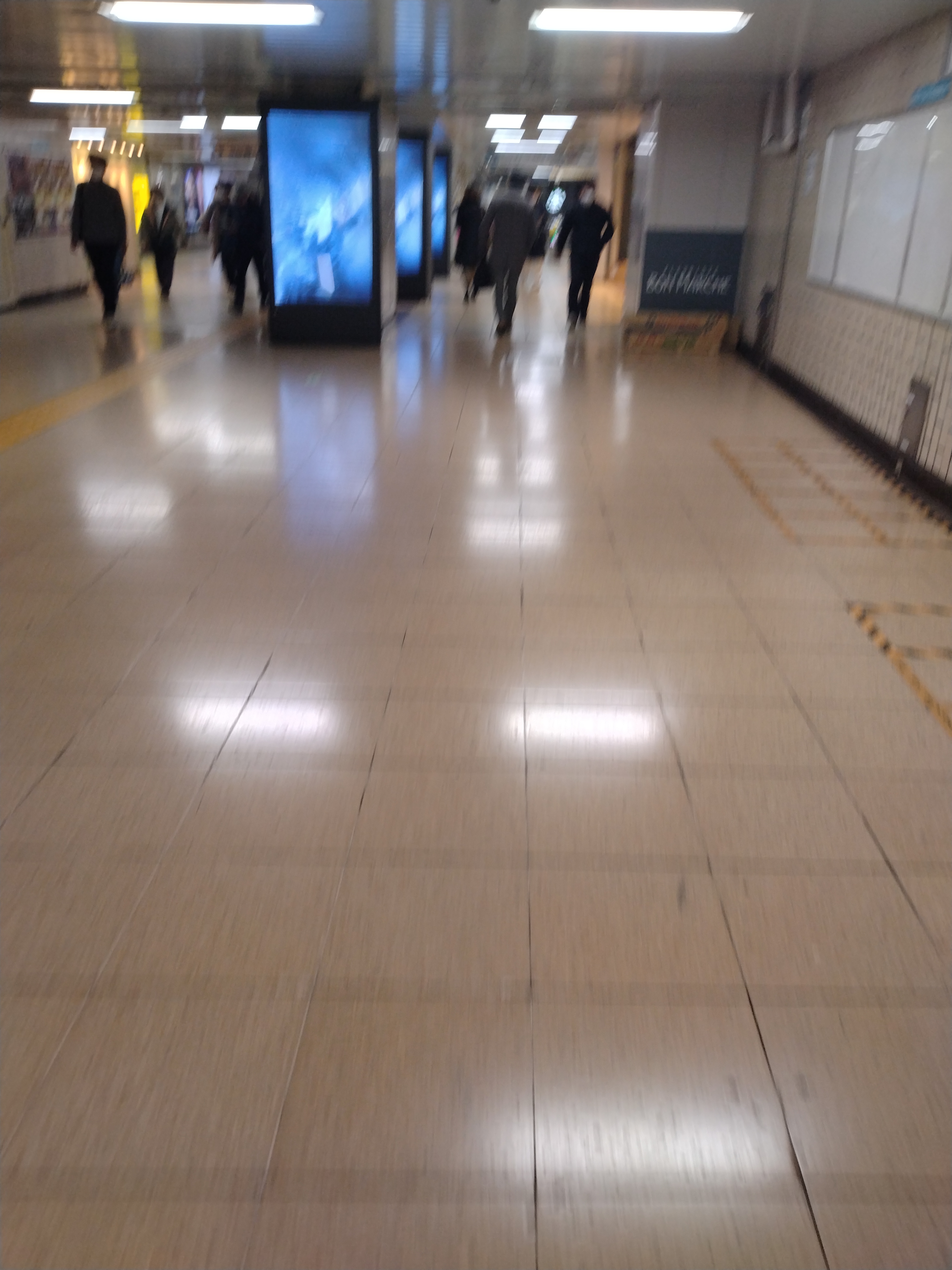 駅構内の床面を近い距離で撮影した構図です。