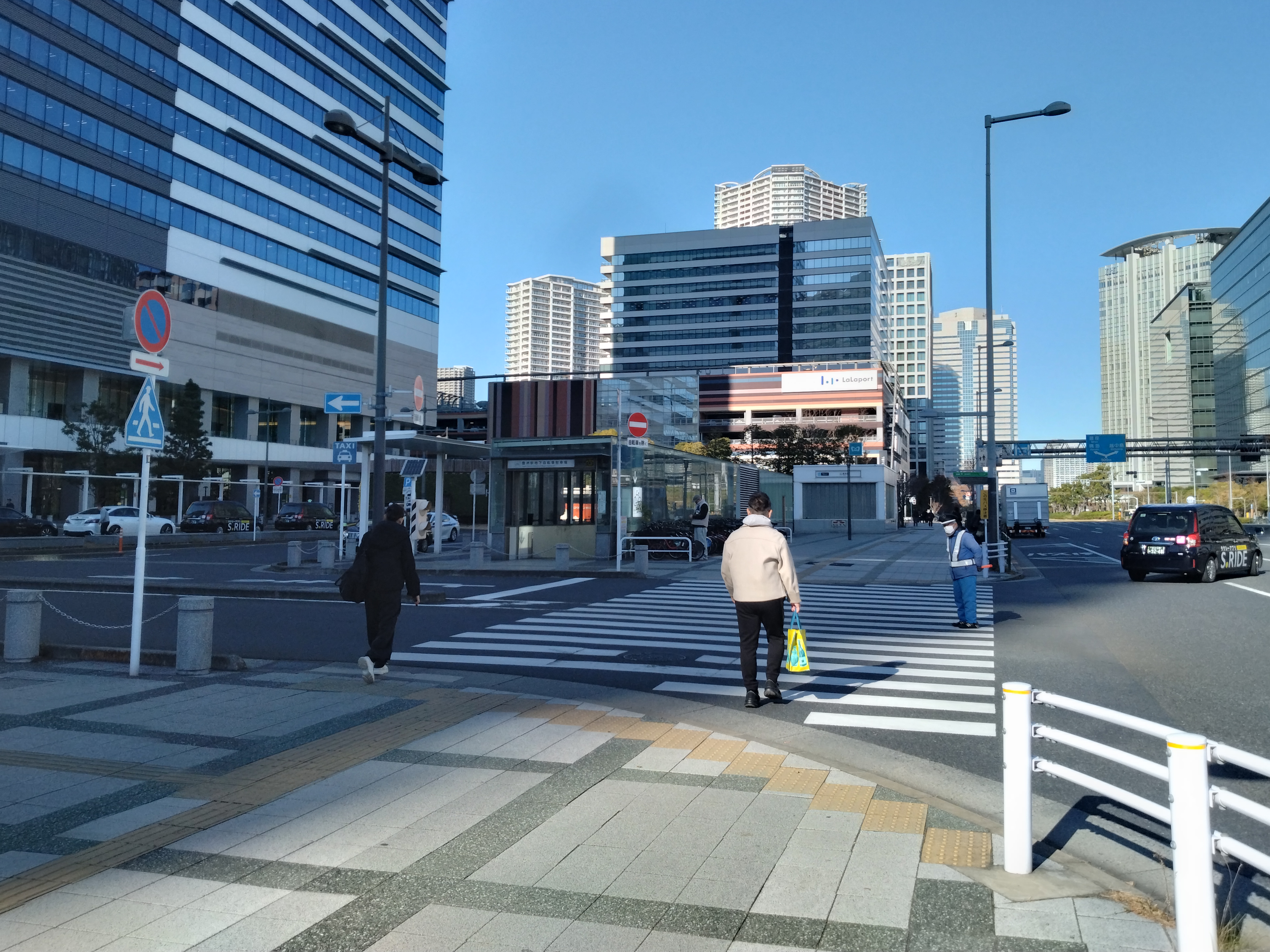 豊洲エリアの歩道と白いガード柵が写っています。