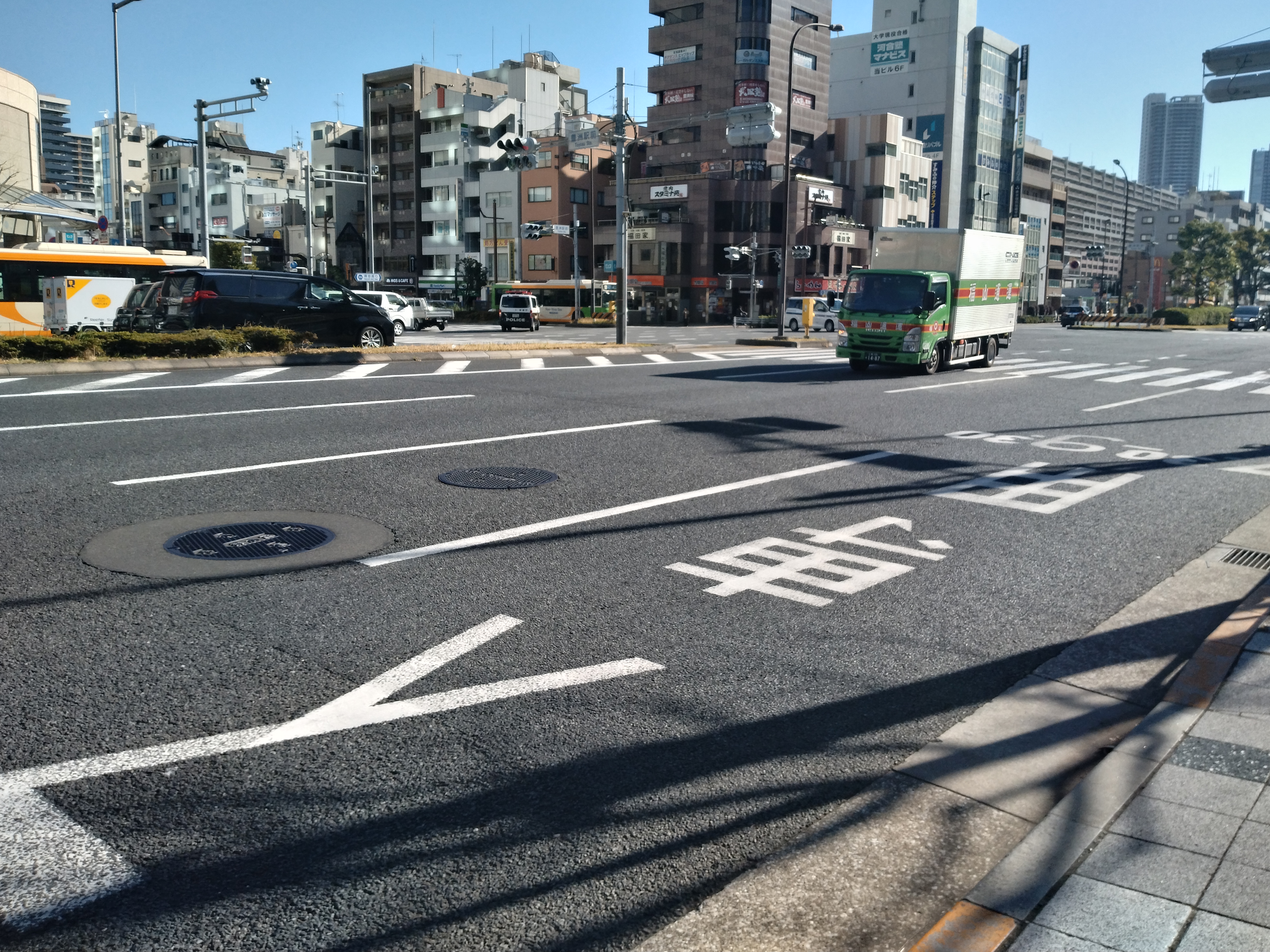 交差点の車線表示や広い道路が明瞭に写っています。