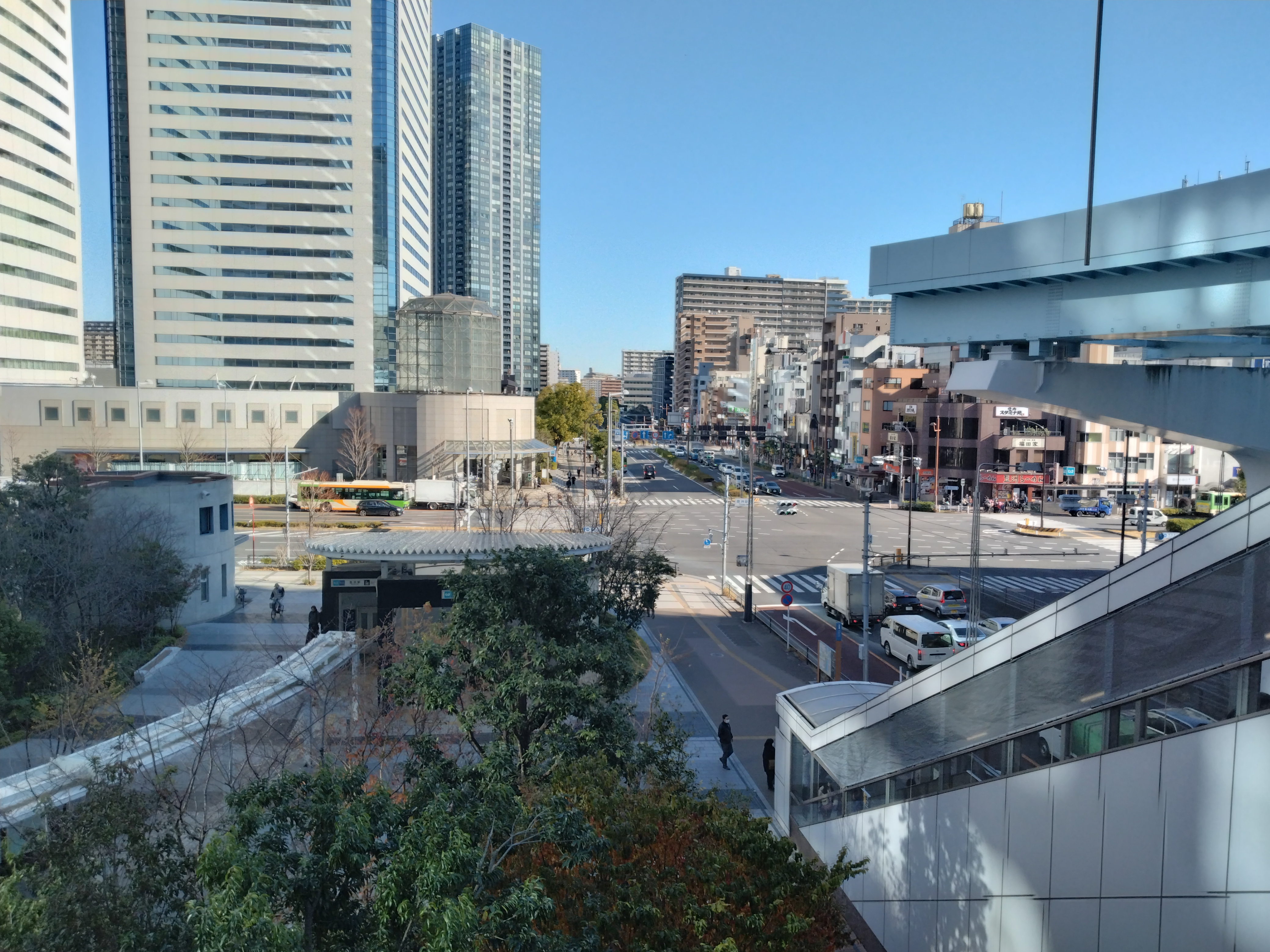 運河沿いのような構造と高層ビル群が写っています。