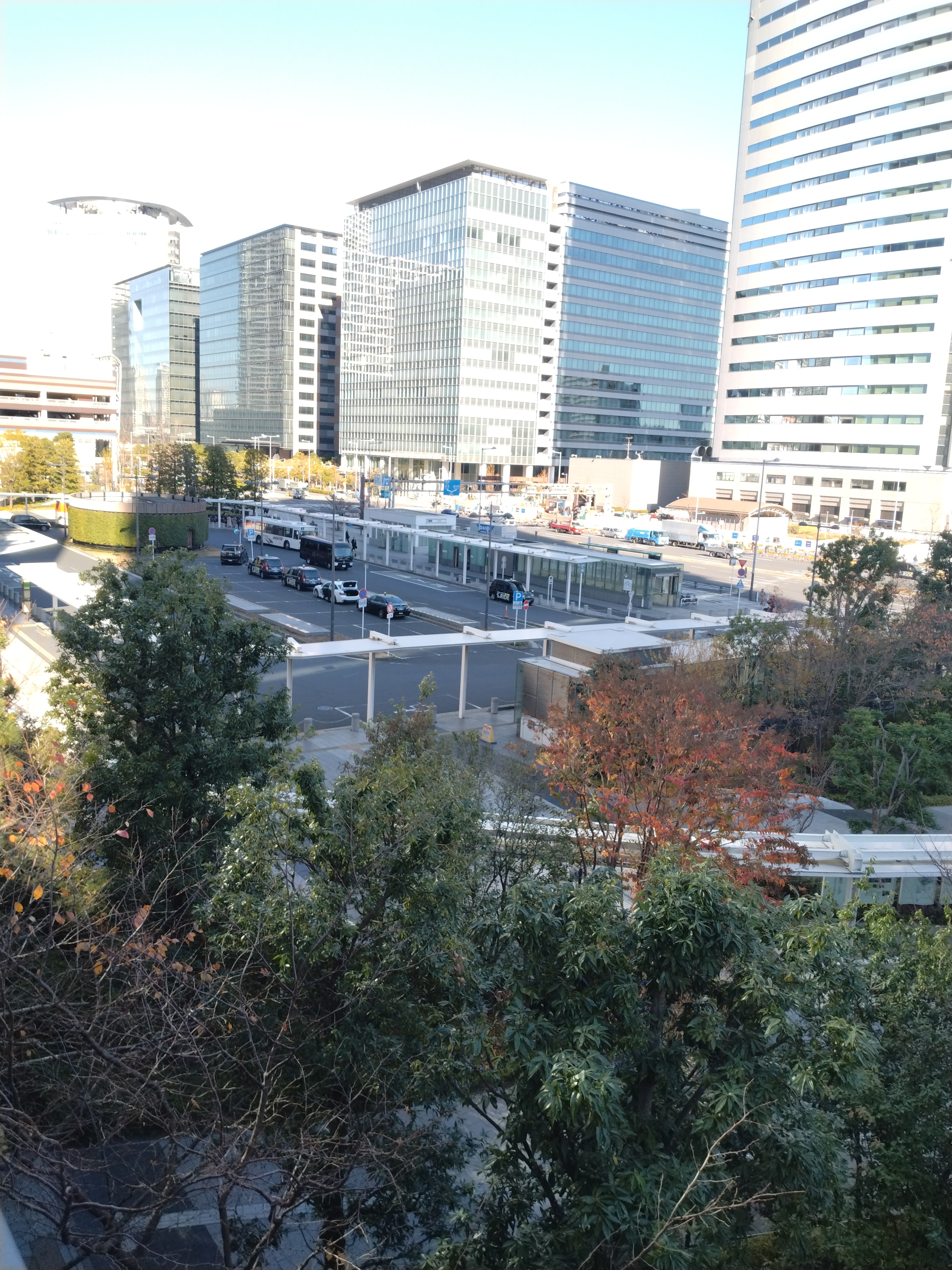 高所から交差点全体とビル群を見下ろした構図です。