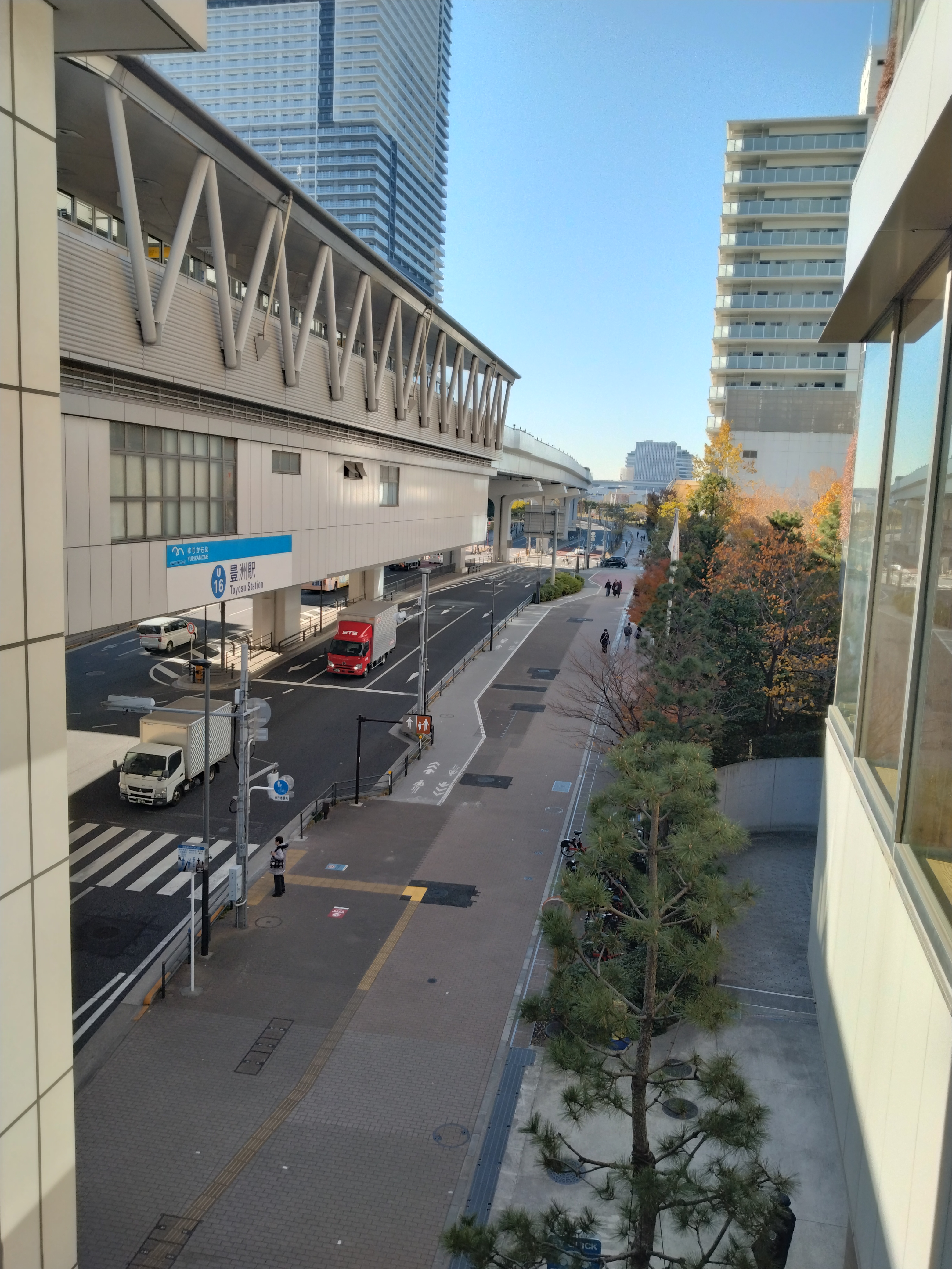 商業施設と道路、歩道が立体的に写っています。