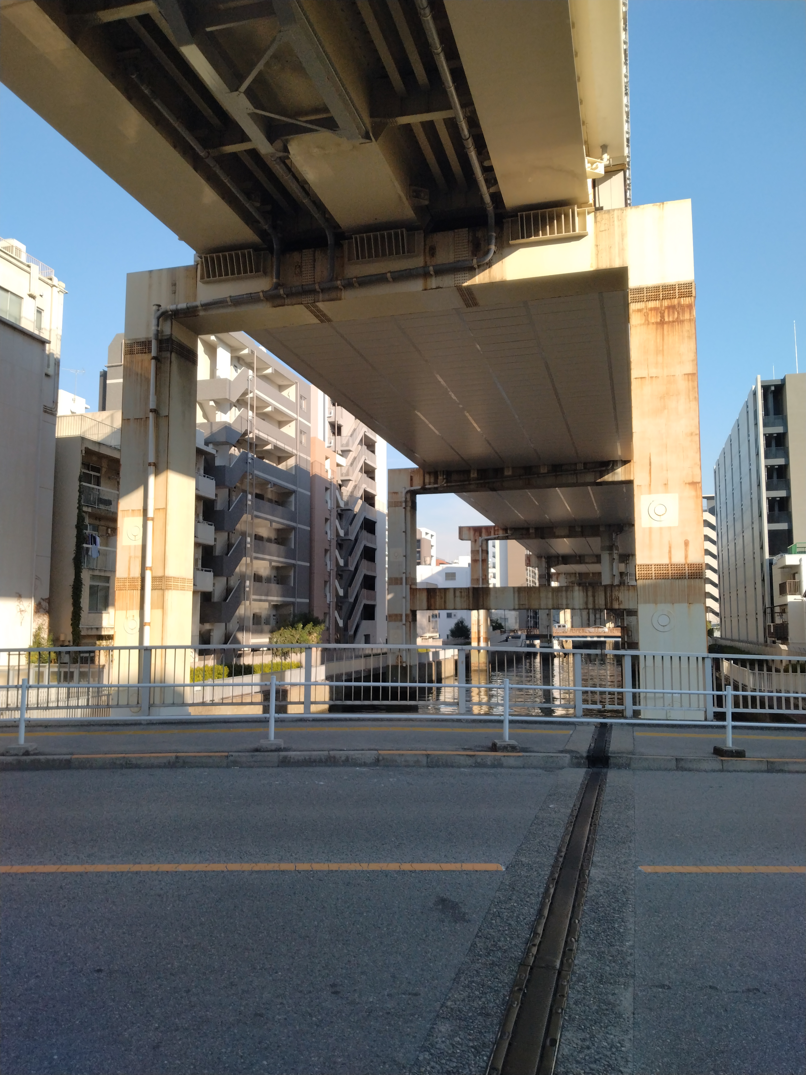 川沿いの高架構造物