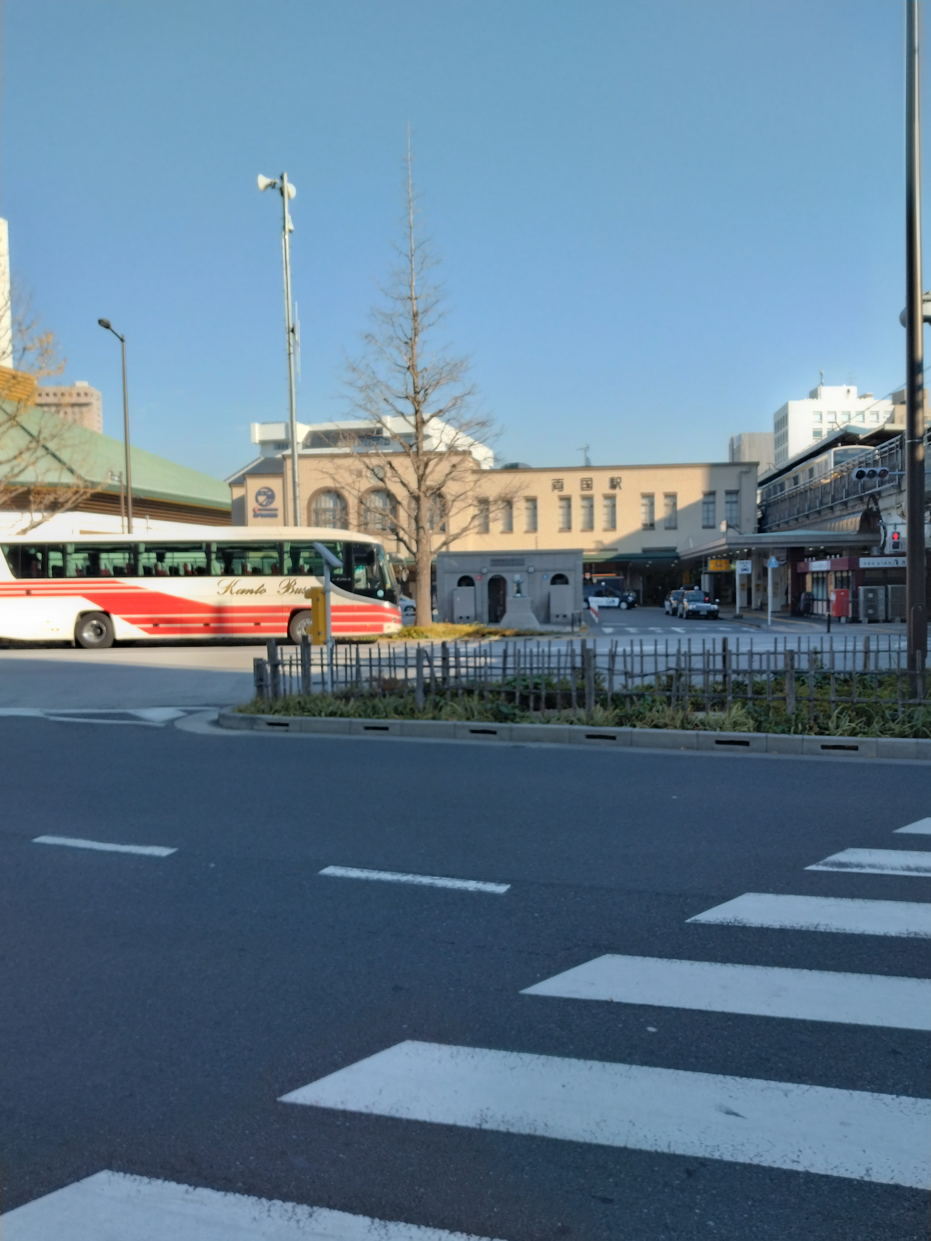 バス通りとしても利用される道路