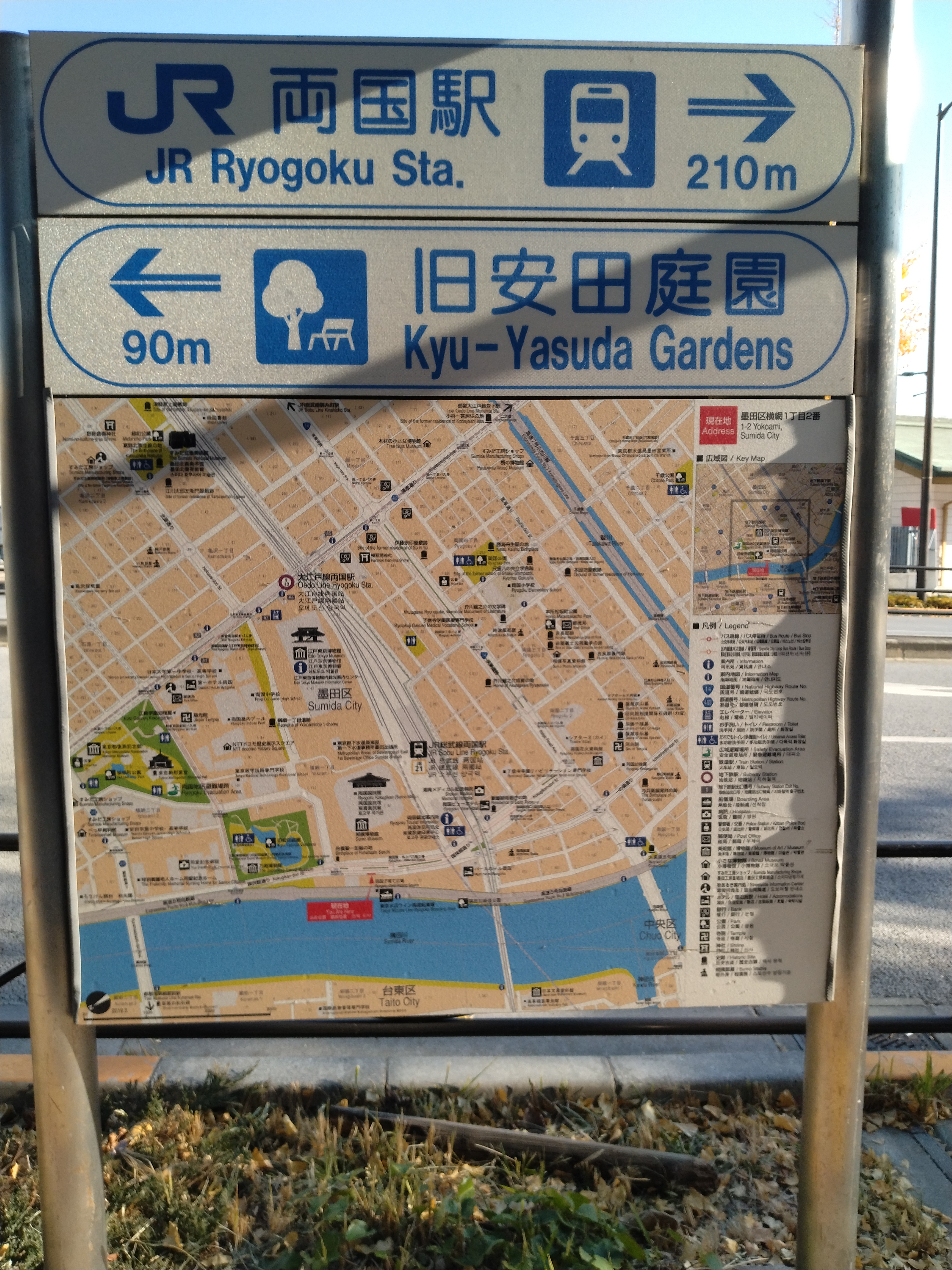 高床構造の建物下部